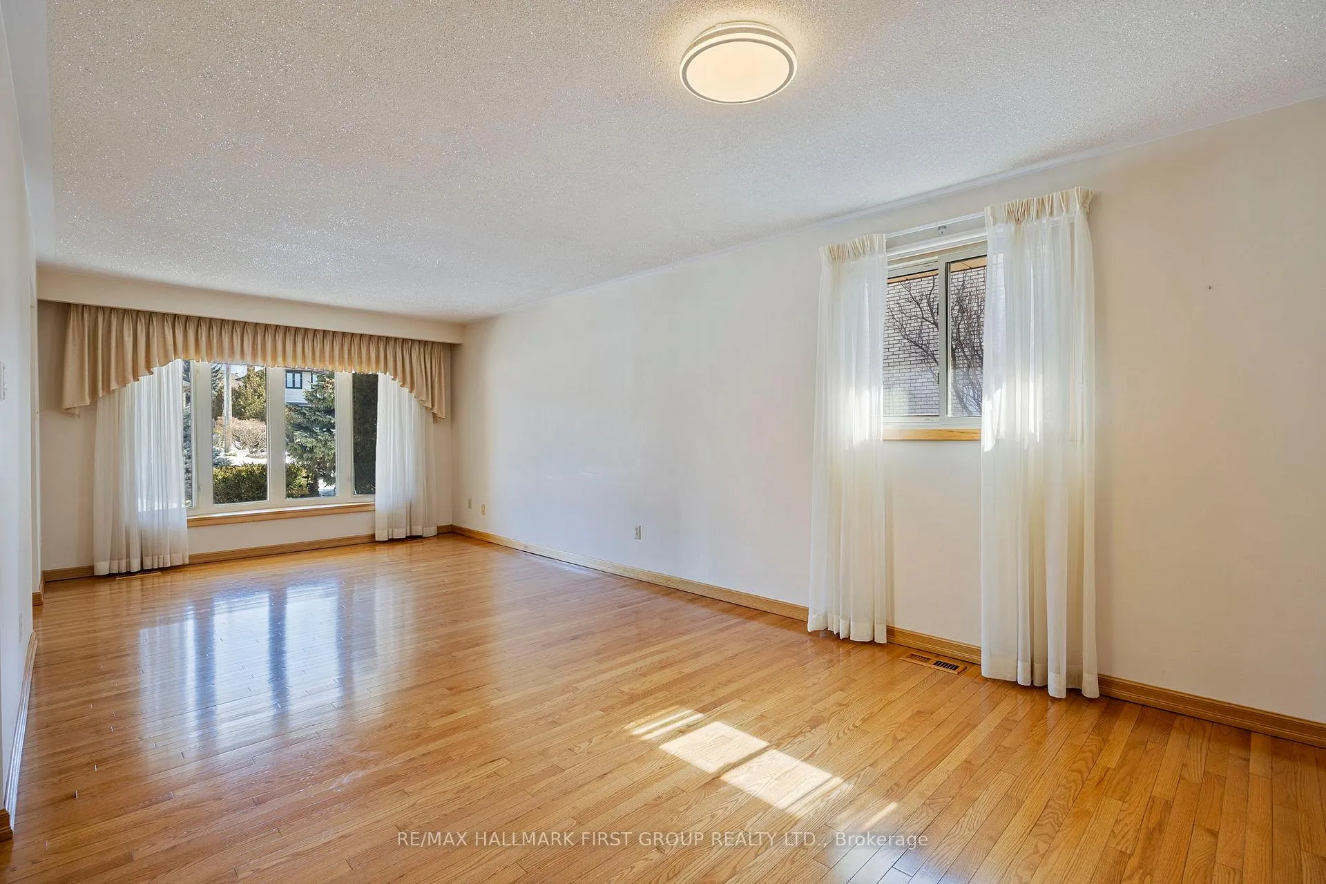 Photo 13 of 102 Applewood Crescent, Whitby, Blue Grass Meadows — HOMEH