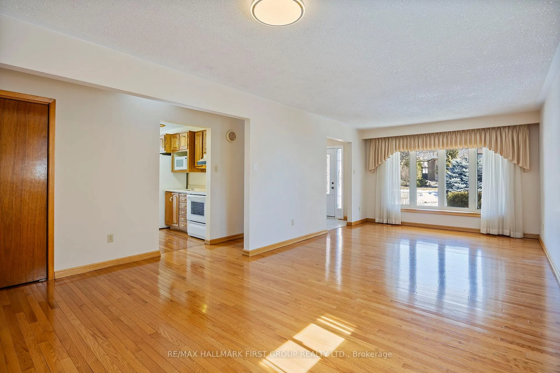 Photo 15 of 102 Applewood Crescent, Whitby, Blue Grass Meadows — HOMEH