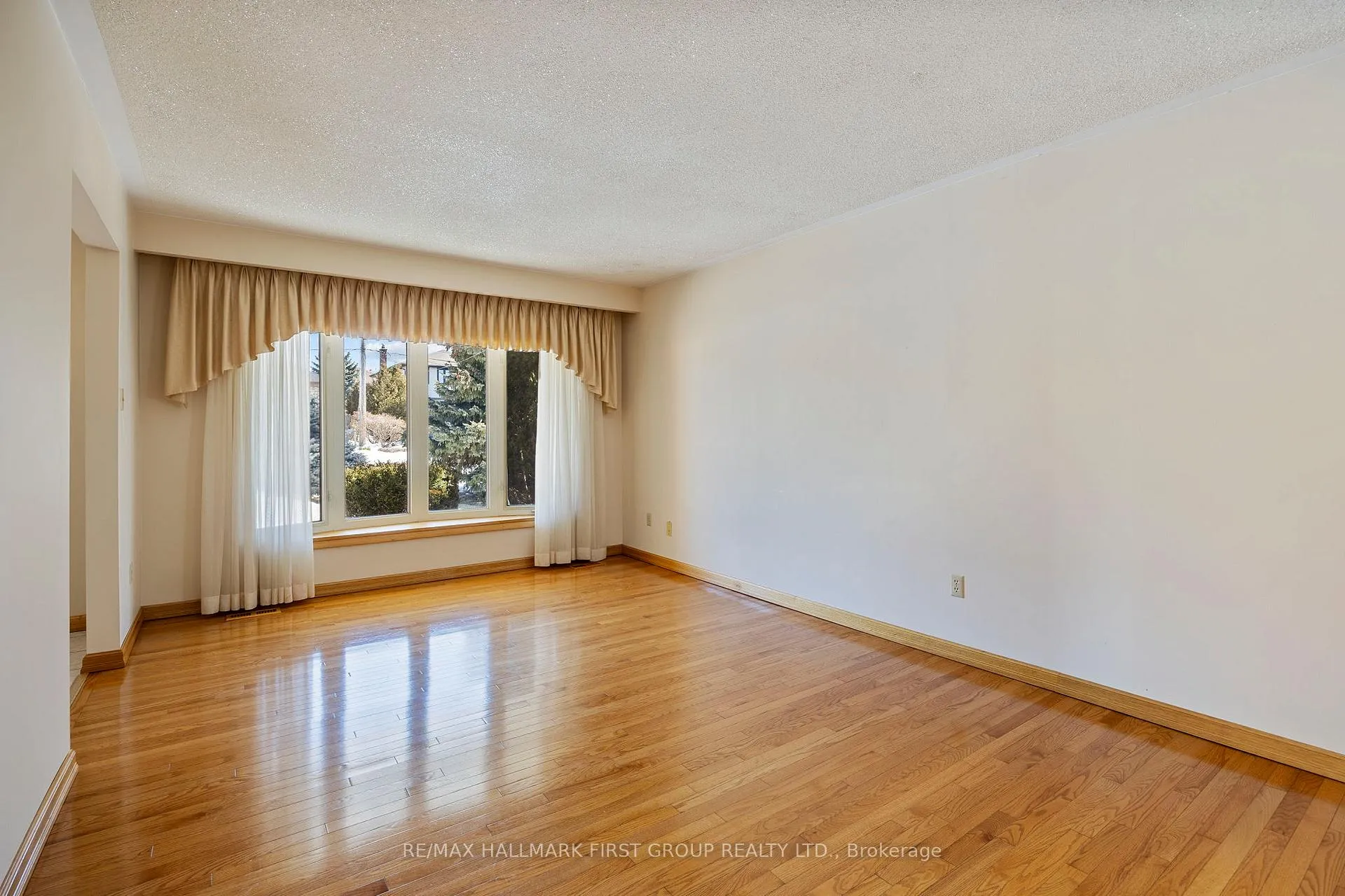 Photo 16 of 102 Applewood Crescent, Whitby, Blue Grass Meadows — HOMEH