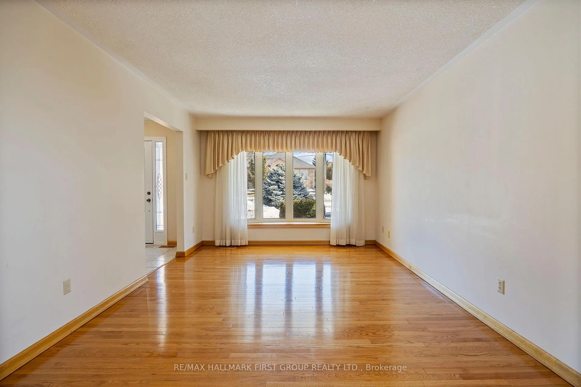 Photo 17 of 102 Applewood Crescent, Whitby, Blue Grass Meadows — HOMEH