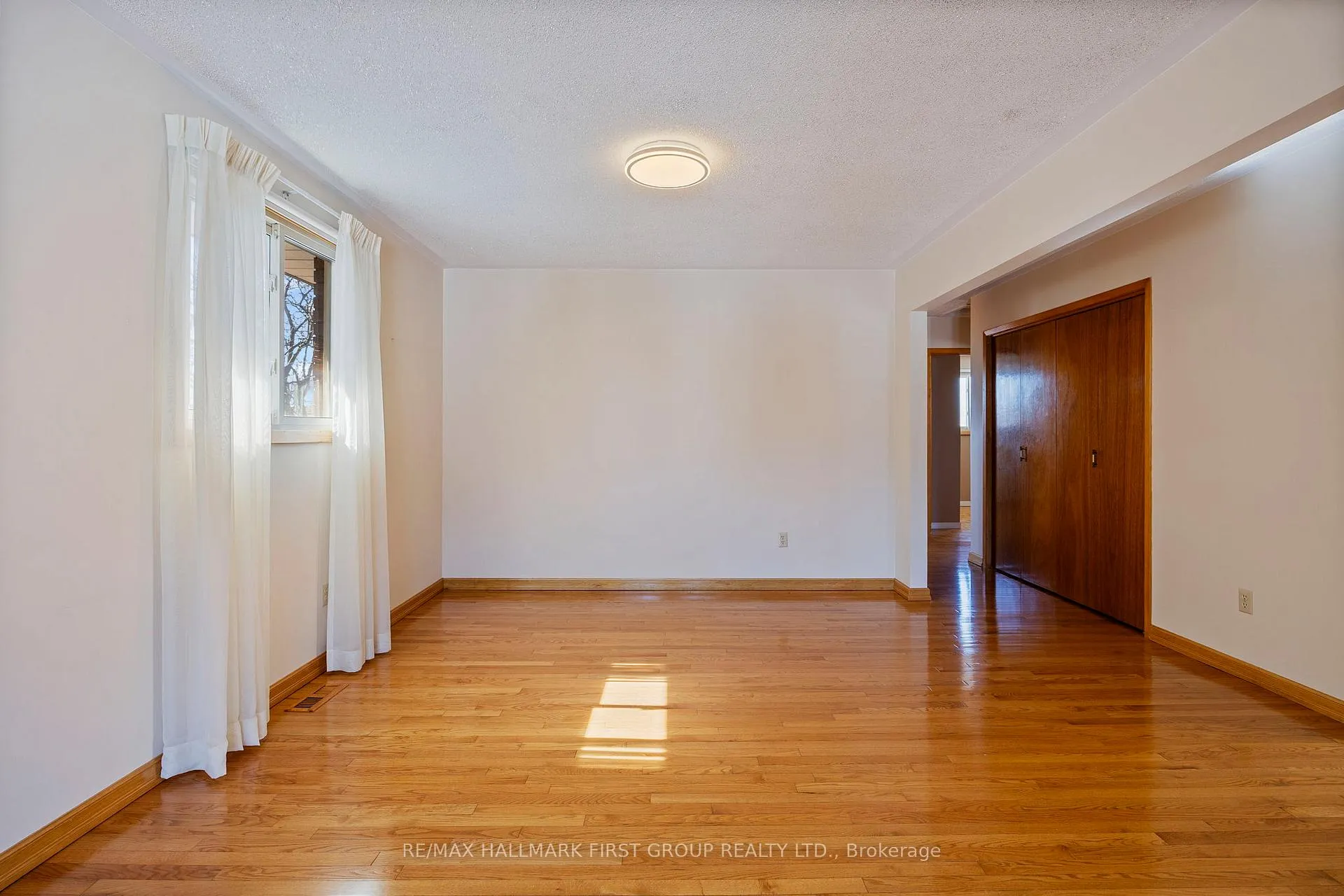Photo 18 of 102 Applewood Crescent, Whitby, Blue Grass Meadows — HOMEH