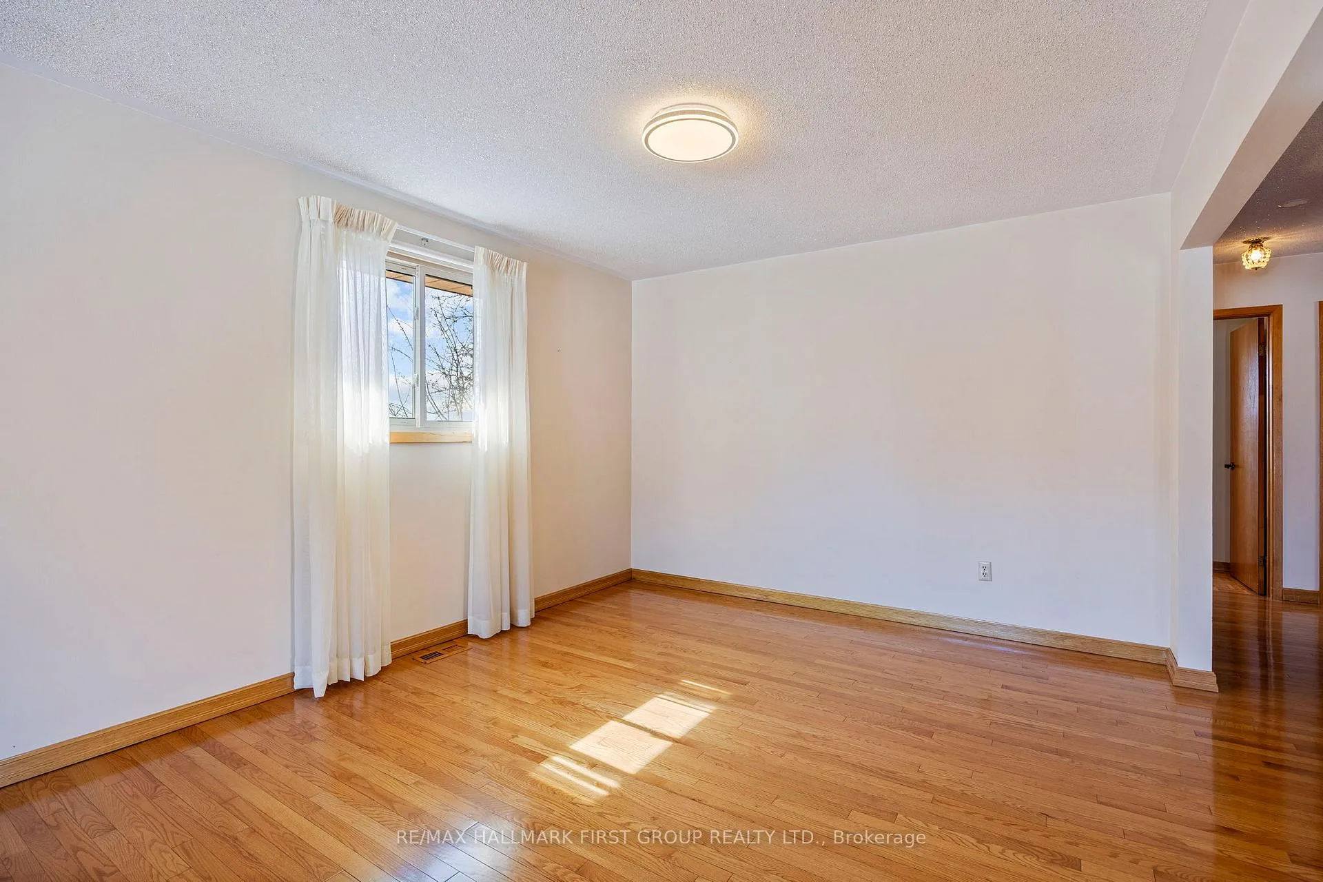 Photo 19 of 102 Applewood Crescent, Whitby, Blue Grass Meadows — HOMEH