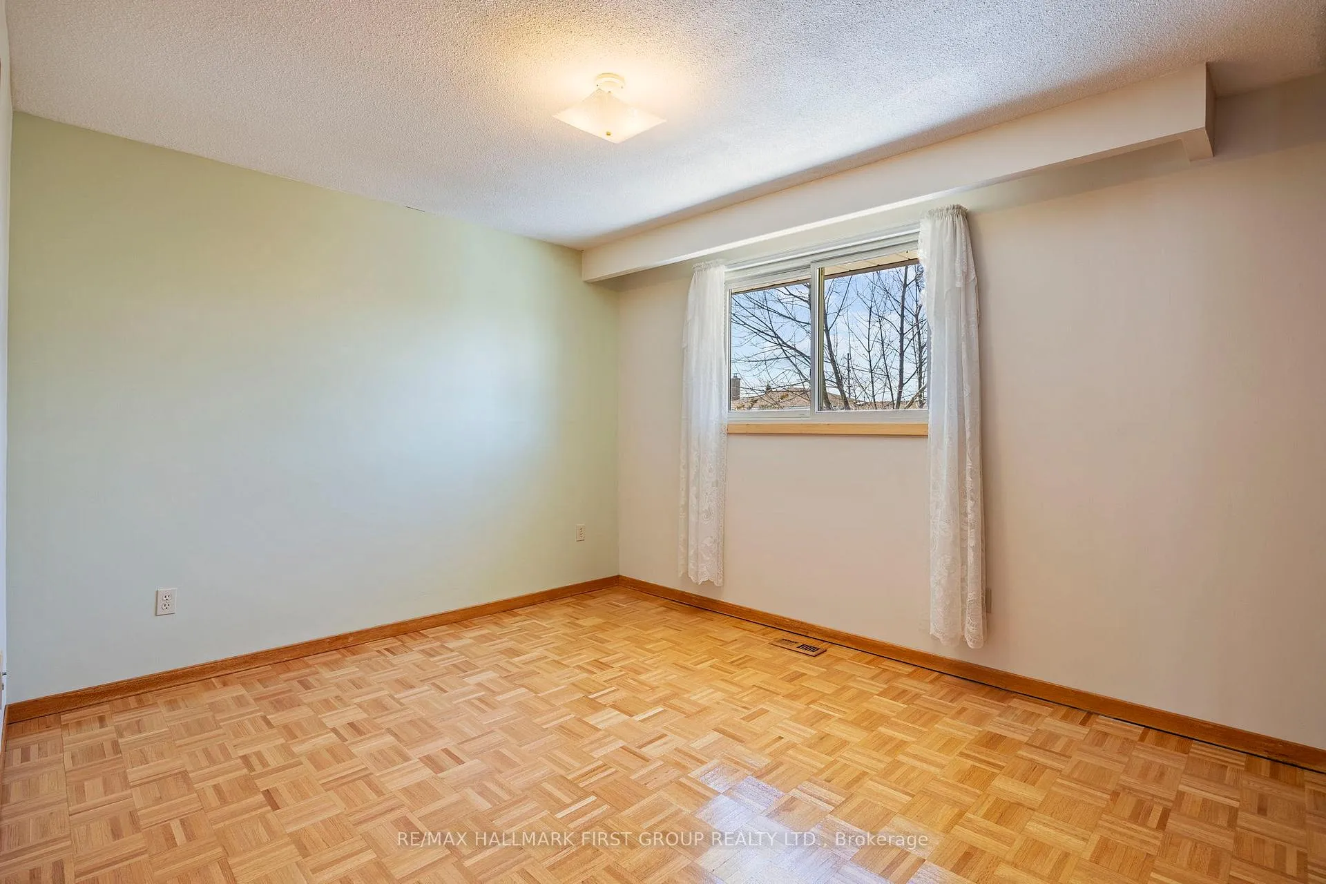 Photo 28 of 102 Applewood Crescent, Whitby, Blue Grass Meadows — HOMEH