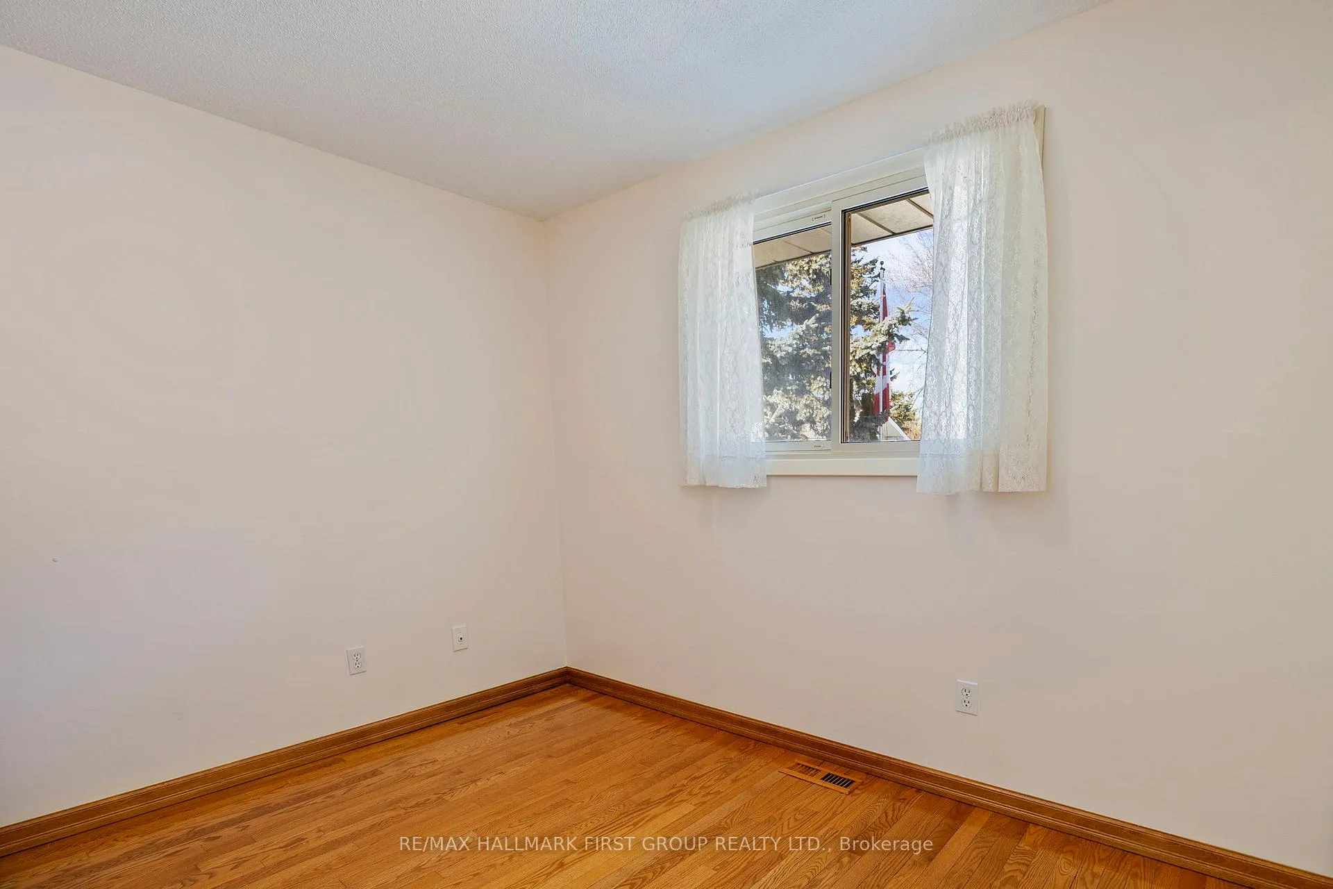 Photo 31 of 102 Applewood Crescent, Whitby, Blue Grass Meadows — HOMEH