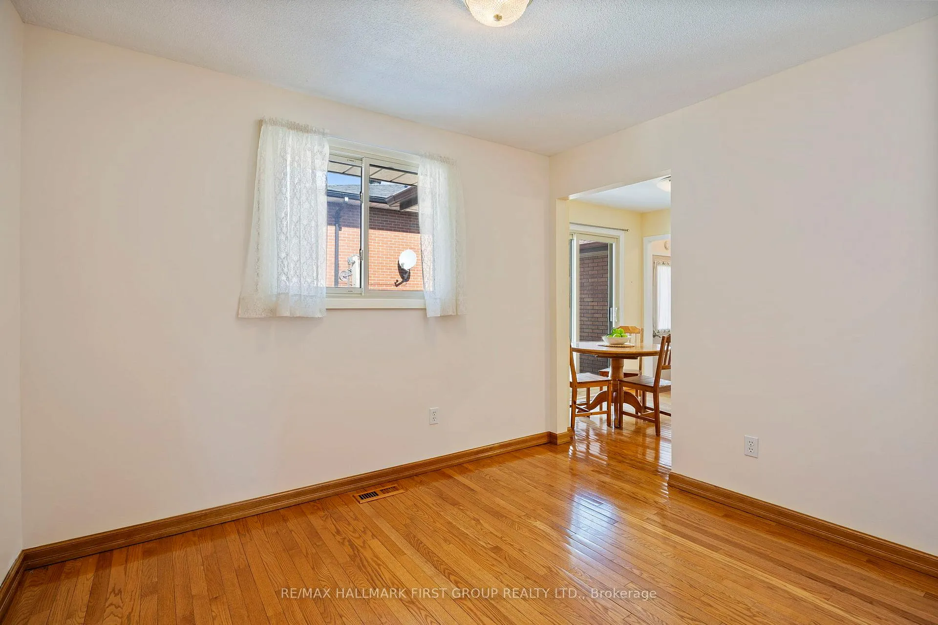 Photo 33 of 102 Applewood Crescent, Whitby, Blue Grass Meadows — HOMEH