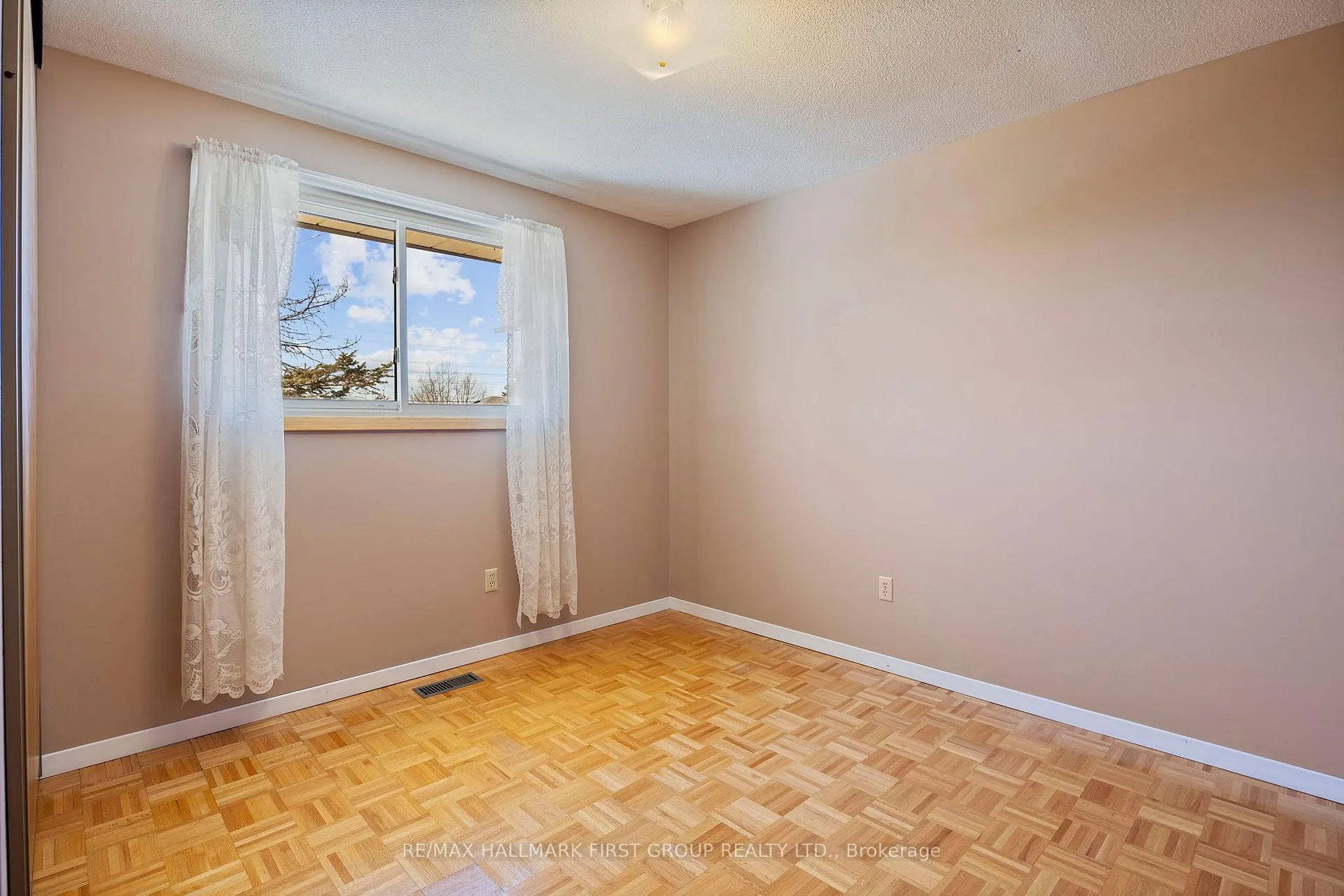 Photo 34 of 102 Applewood Crescent, Whitby, Blue Grass Meadows — HOMEH