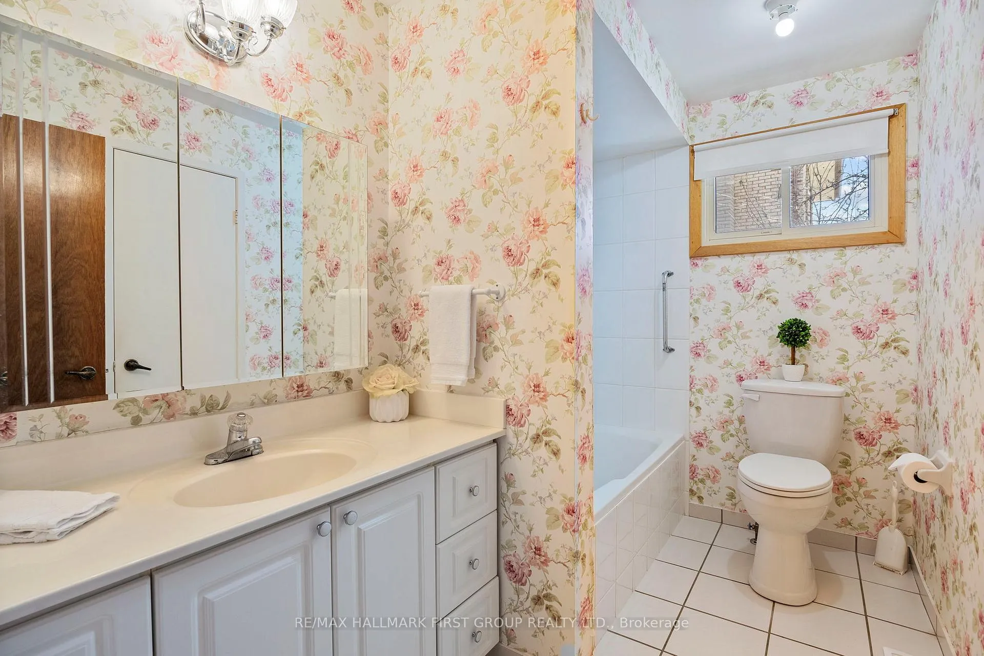 Photo 36 of 102 Applewood Crescent, Whitby, Blue Grass Meadows — HOMEH