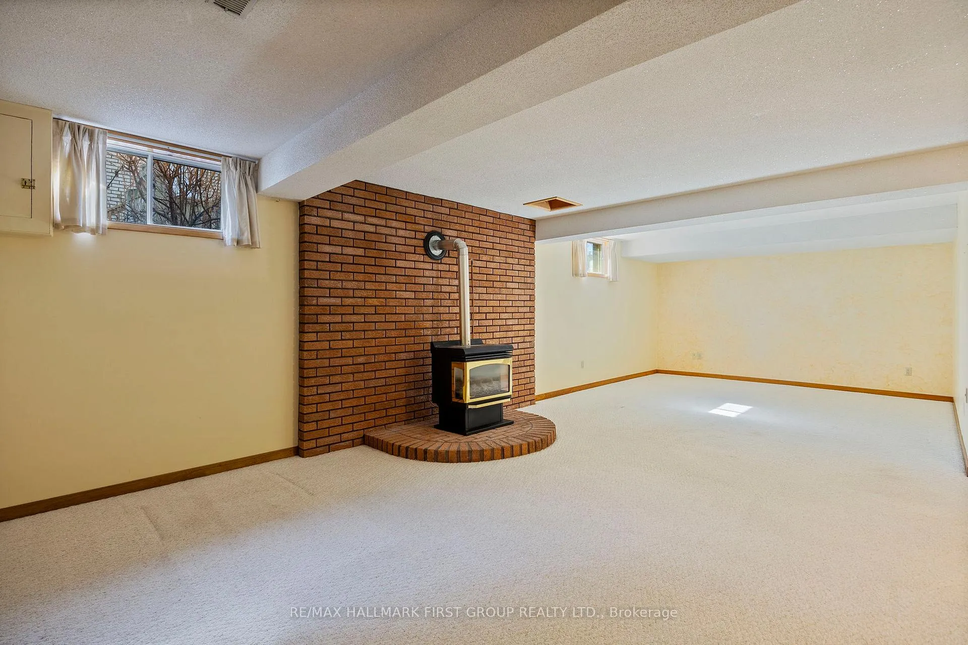 Photo 39 of 102 Applewood Crescent, Whitby, Blue Grass Meadows — HOMEH