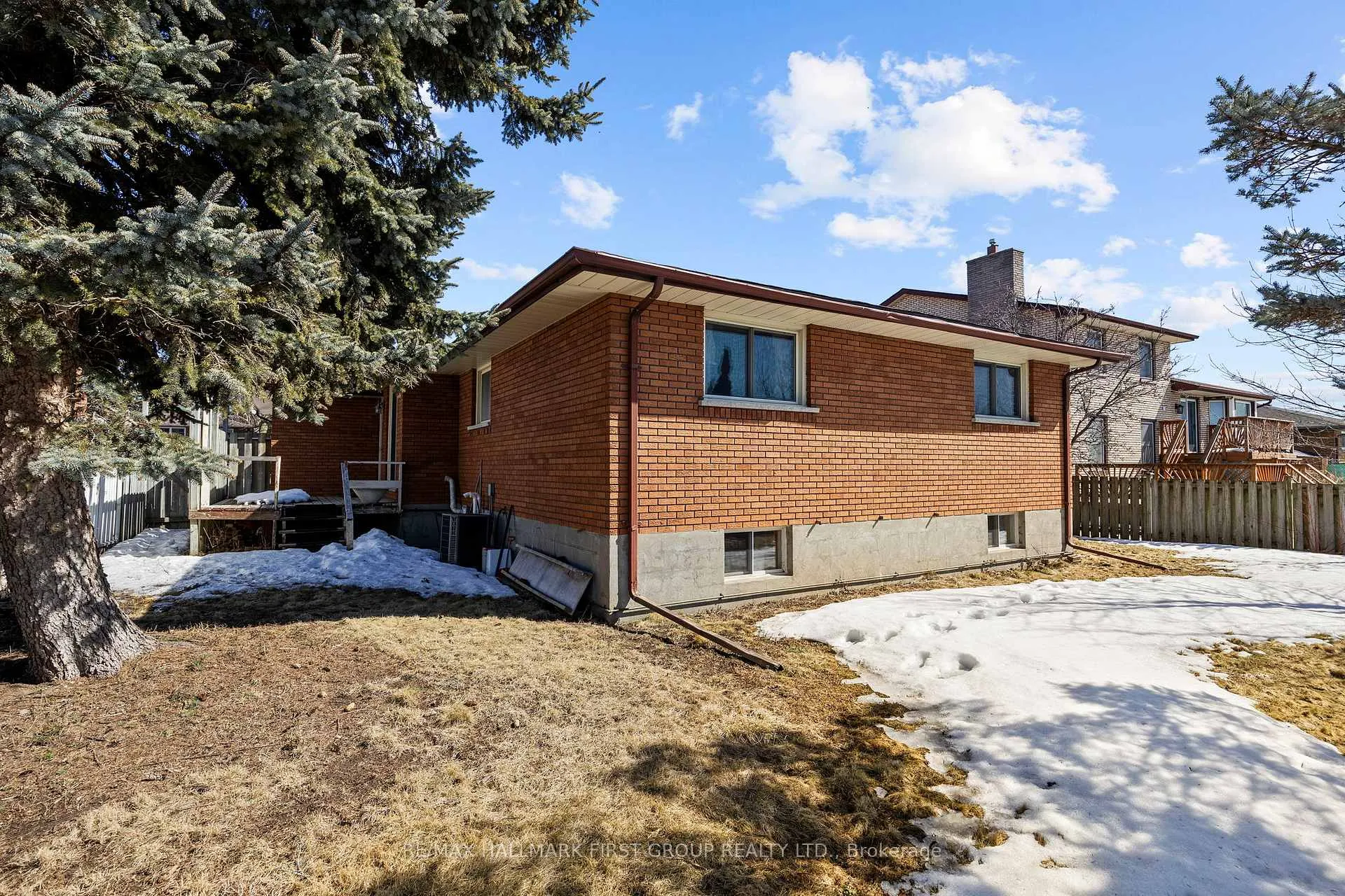 Photo 48 of 102 Applewood Crescent, Whitby, Blue Grass Meadows — HOMEH