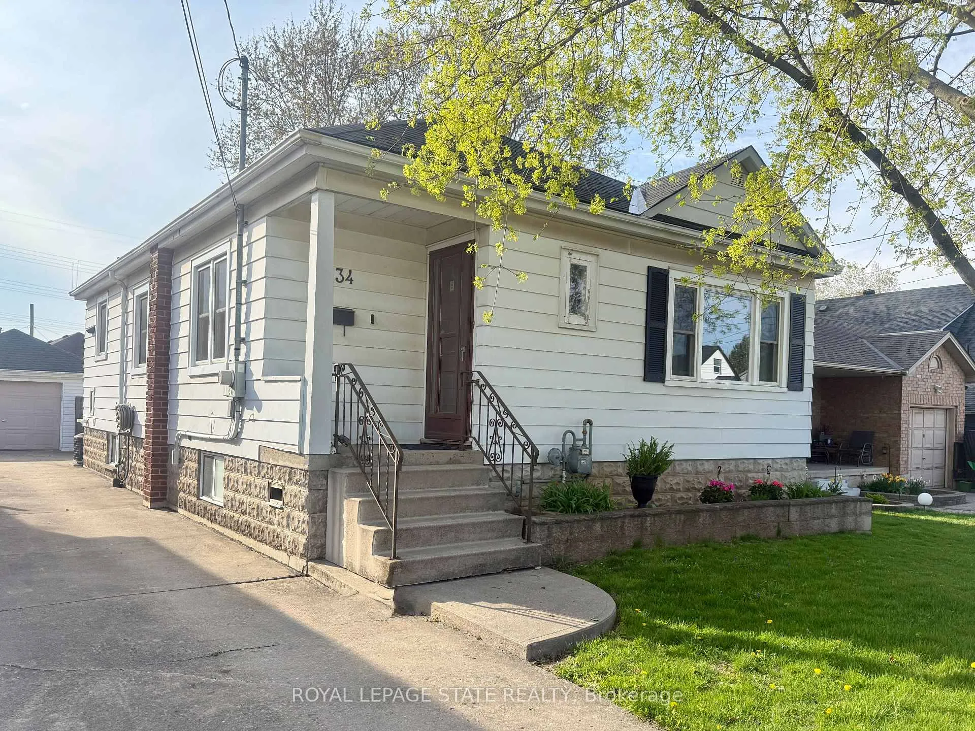 Photo 1 of 134 Craigroyston Road, Hamilton, Bartonville — HOMEH