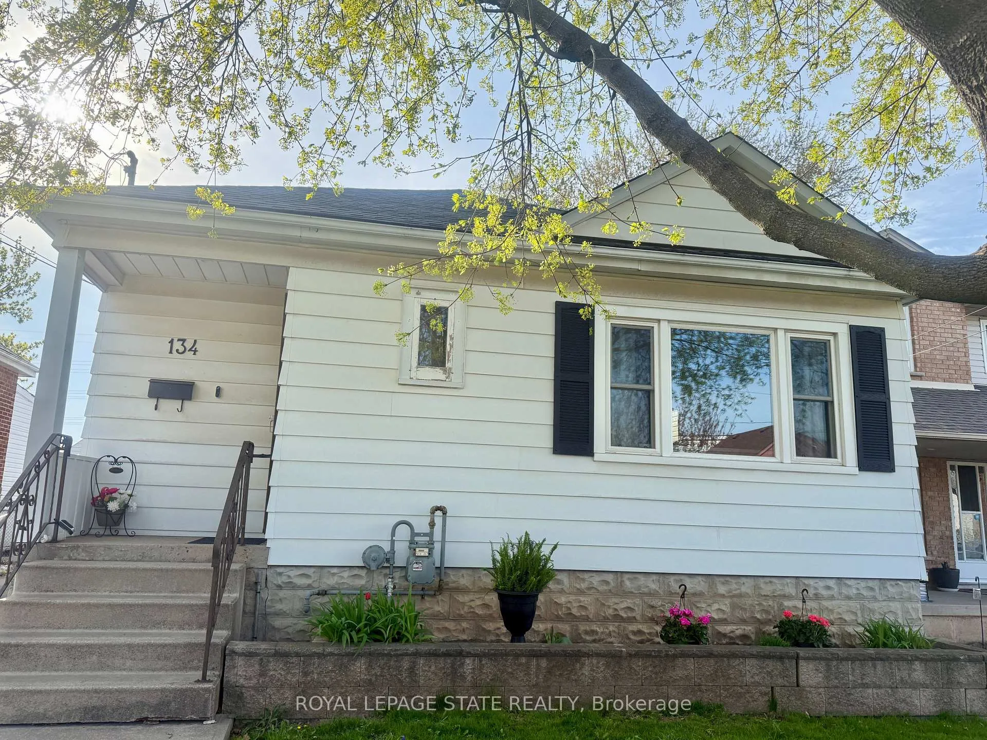 Photo 3 of 134 Craigroyston Road, Hamilton, Bartonville — HOMEH
