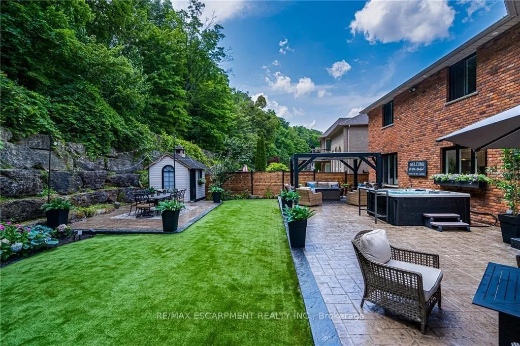 Photo 3 of 8 Orr Crescent, Hamilton, Stoney Creek — HOMEH
