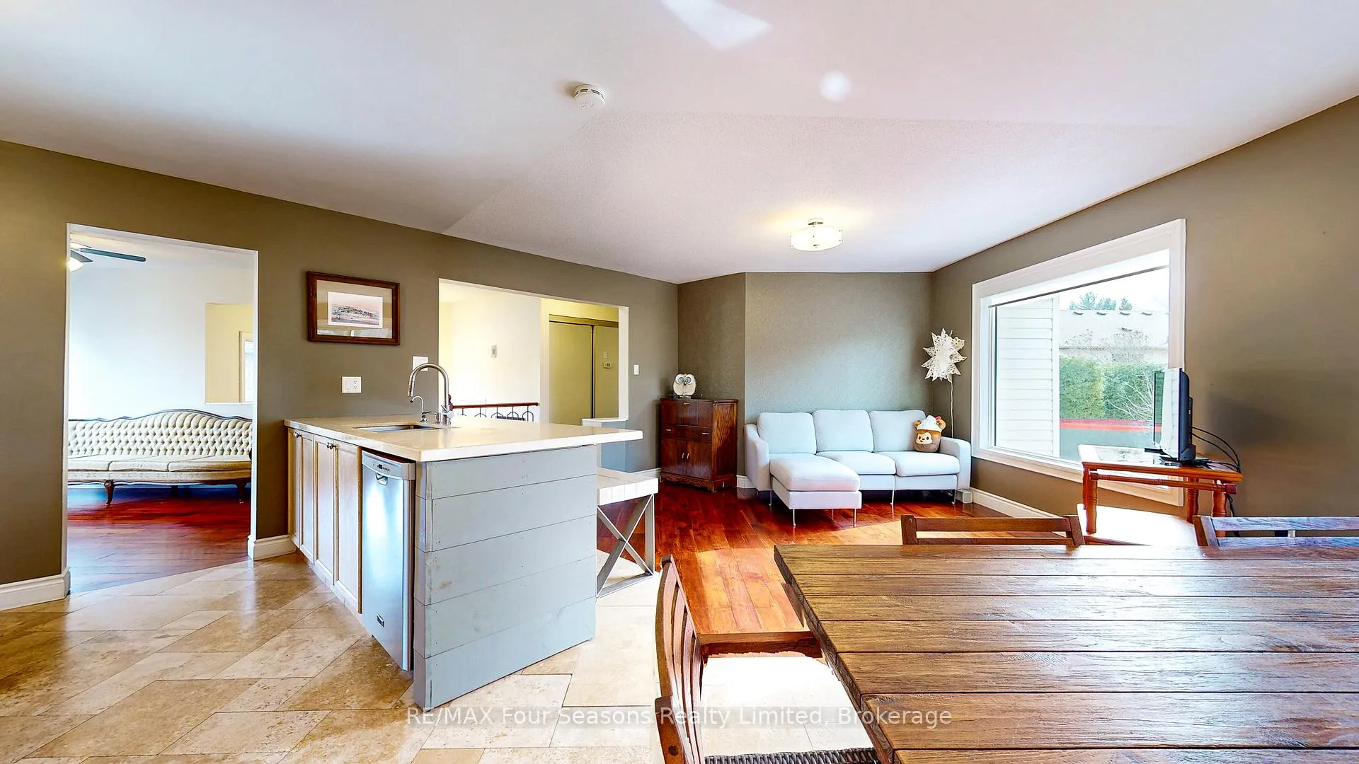 Photo 6 of 104 Silver Birch Avenue, Wasaga Beach — HOMEH