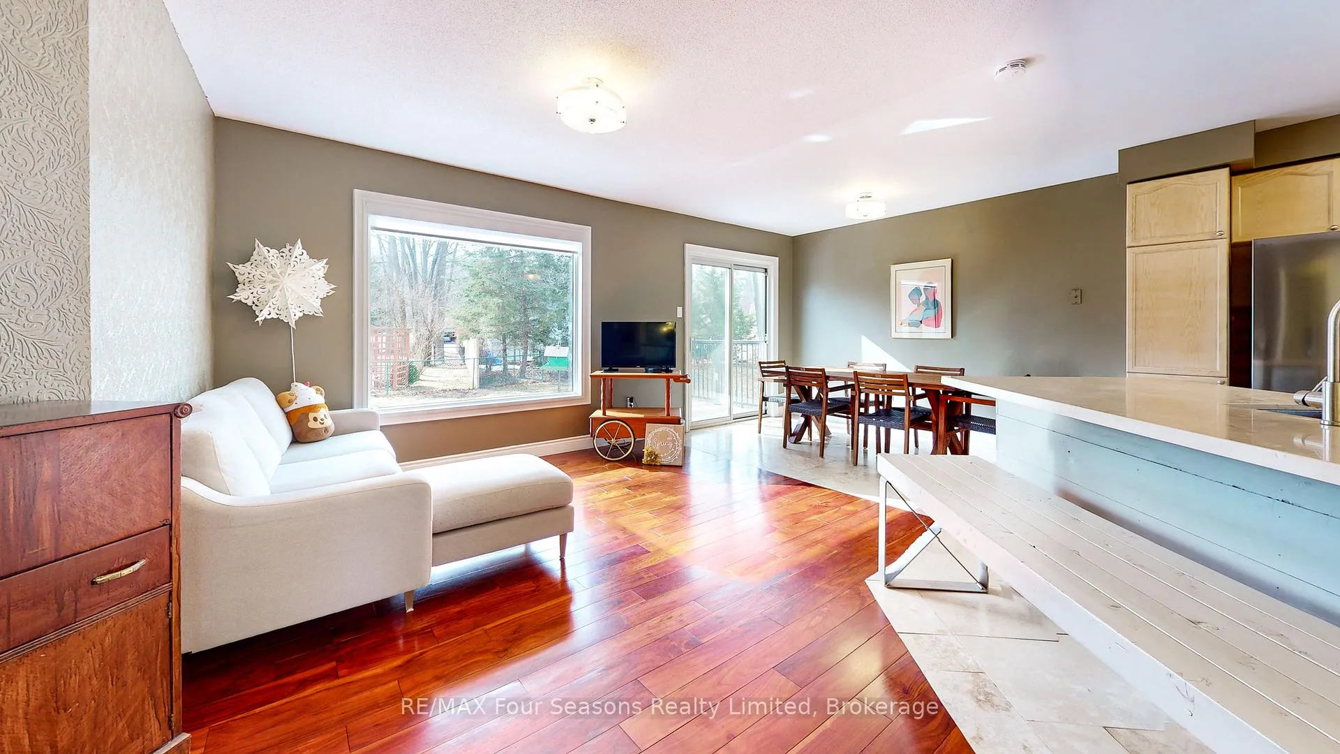 Photo 7 of 104 Silver Birch Avenue, Wasaga Beach — HOMEH
