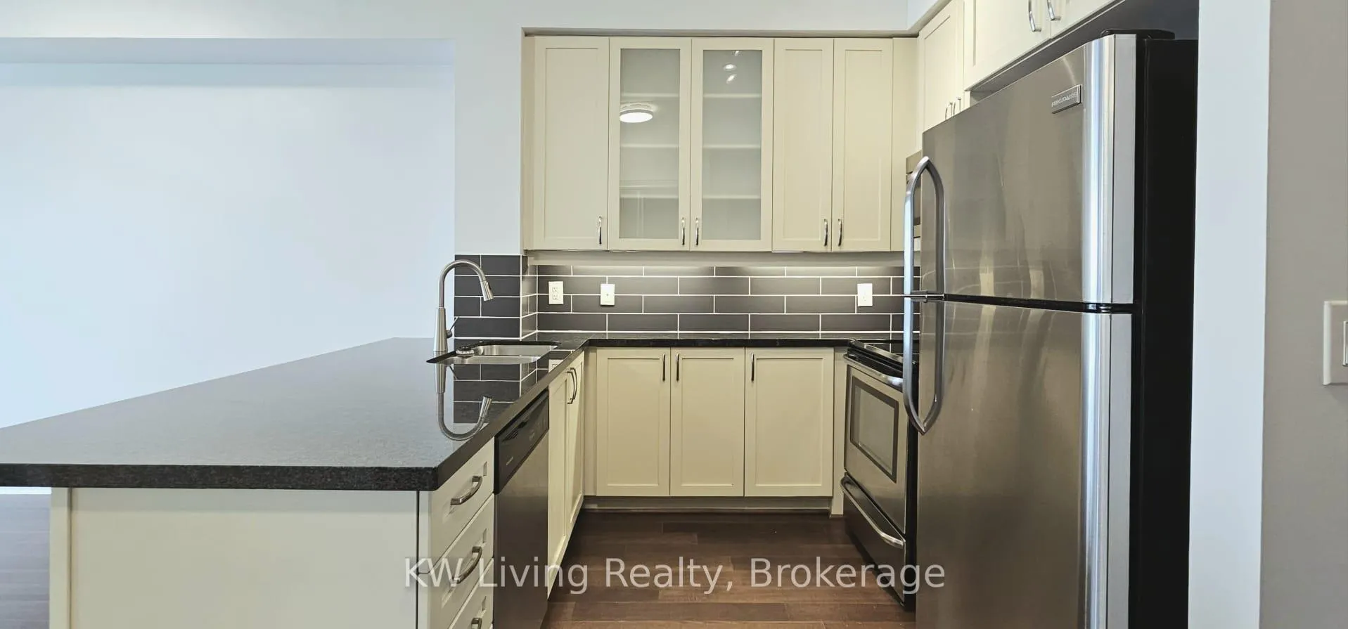 Photo 5 of Unit 407, 131 Upper Duke Crescent, Markham, Unionville — HOMEH