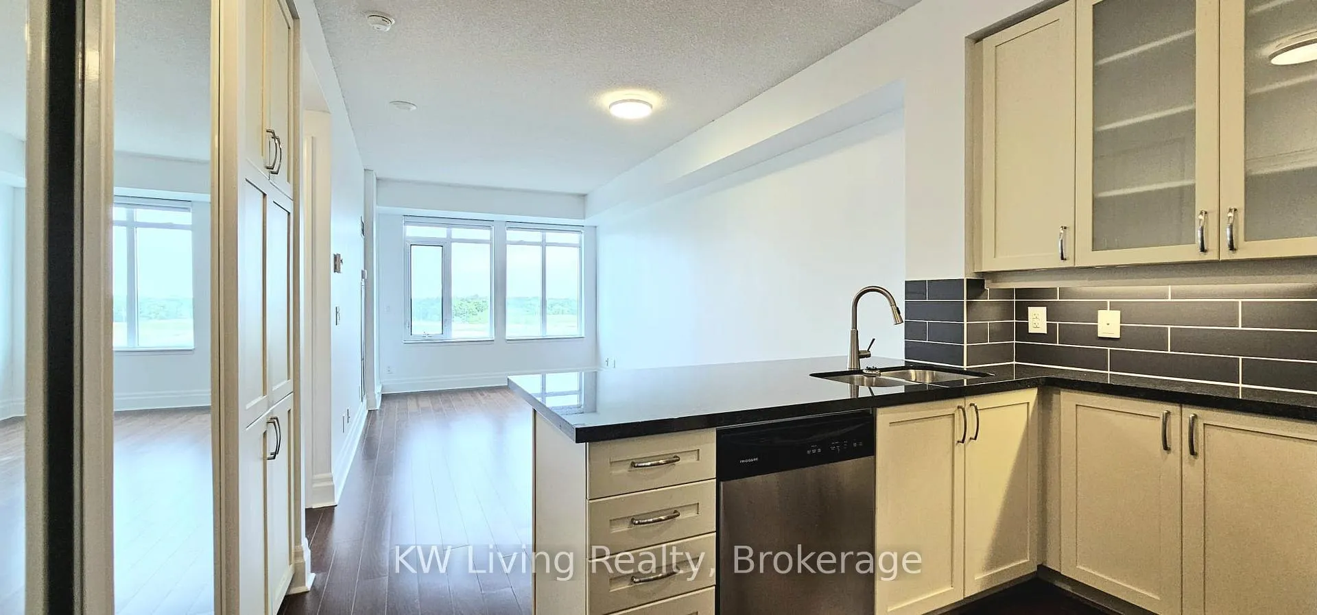 Photo 6 of Unit 407, 131 Upper Duke Crescent, Markham, Unionville — HOMEH