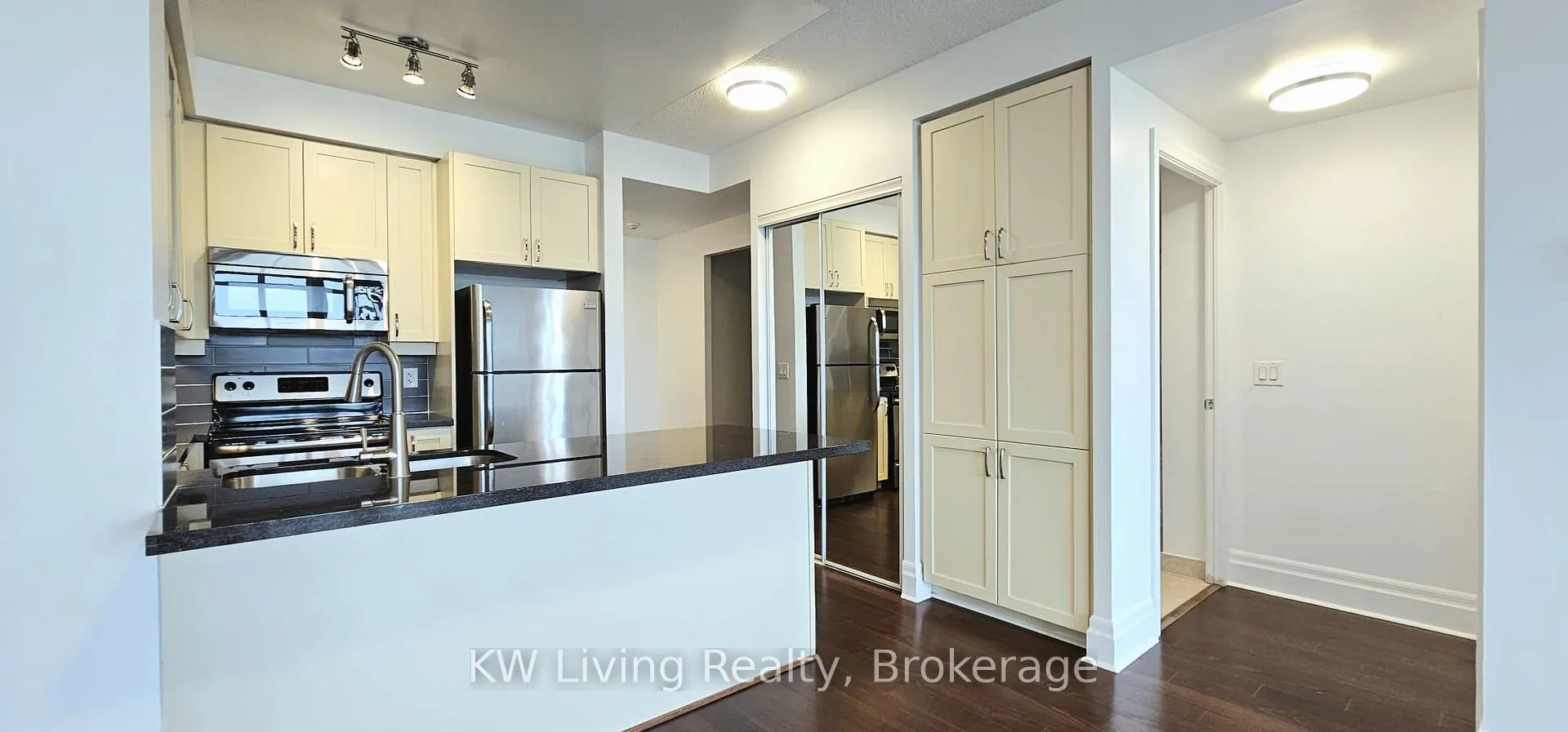 Photo 8 of Unit 407, 131 Upper Duke Crescent, Markham, Unionville — HOMEH
