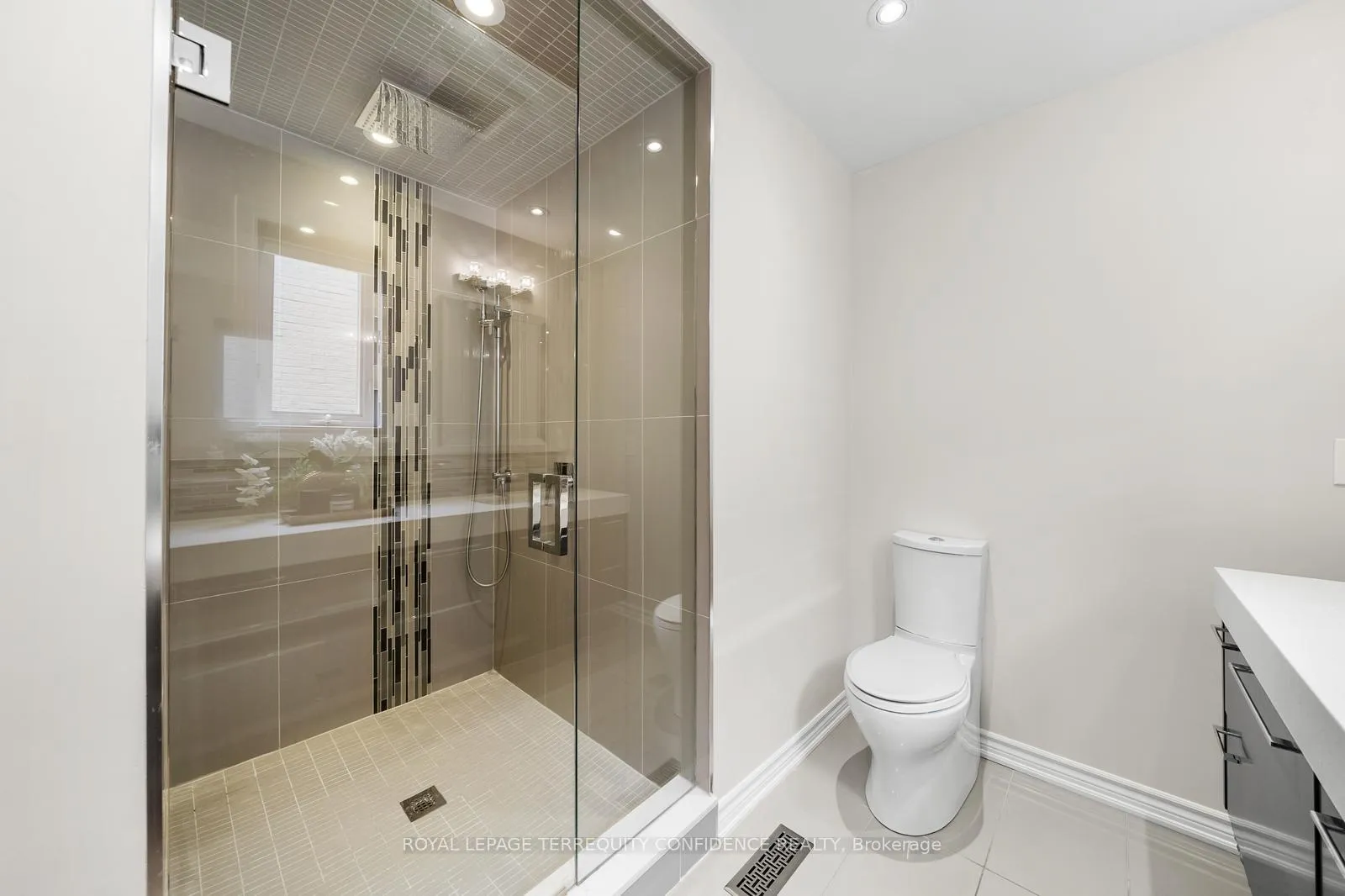 Photo 16 of 635 St Germain Avenue, Toronto, Bedford Park-Nortown — HOMEH