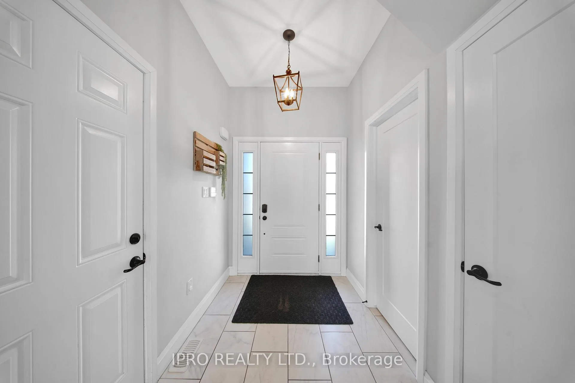 Photo 3 of 22 Lagoon Avenue, Hamilton, Hamilton Beach — HOMEH