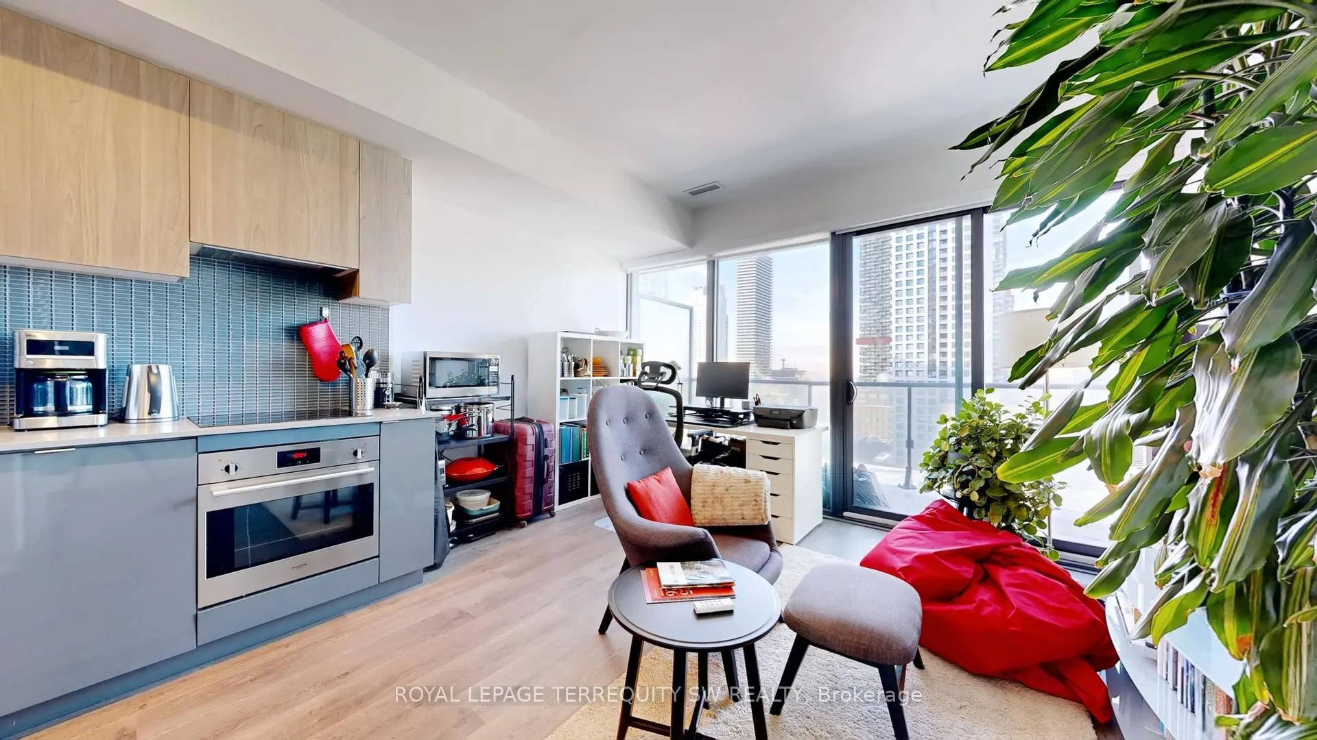 Photo 2 of Unit 2201, 161 Roehampton Avenue, Toronto, Mount Pleasant West — HOMEH