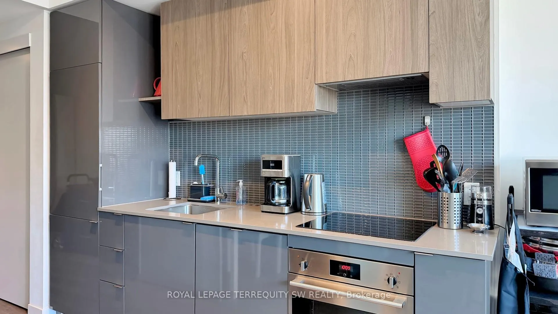 Photo 5 of Unit 2201, 161 Roehampton Avenue, Toronto, Mount Pleasant West — HOMEH