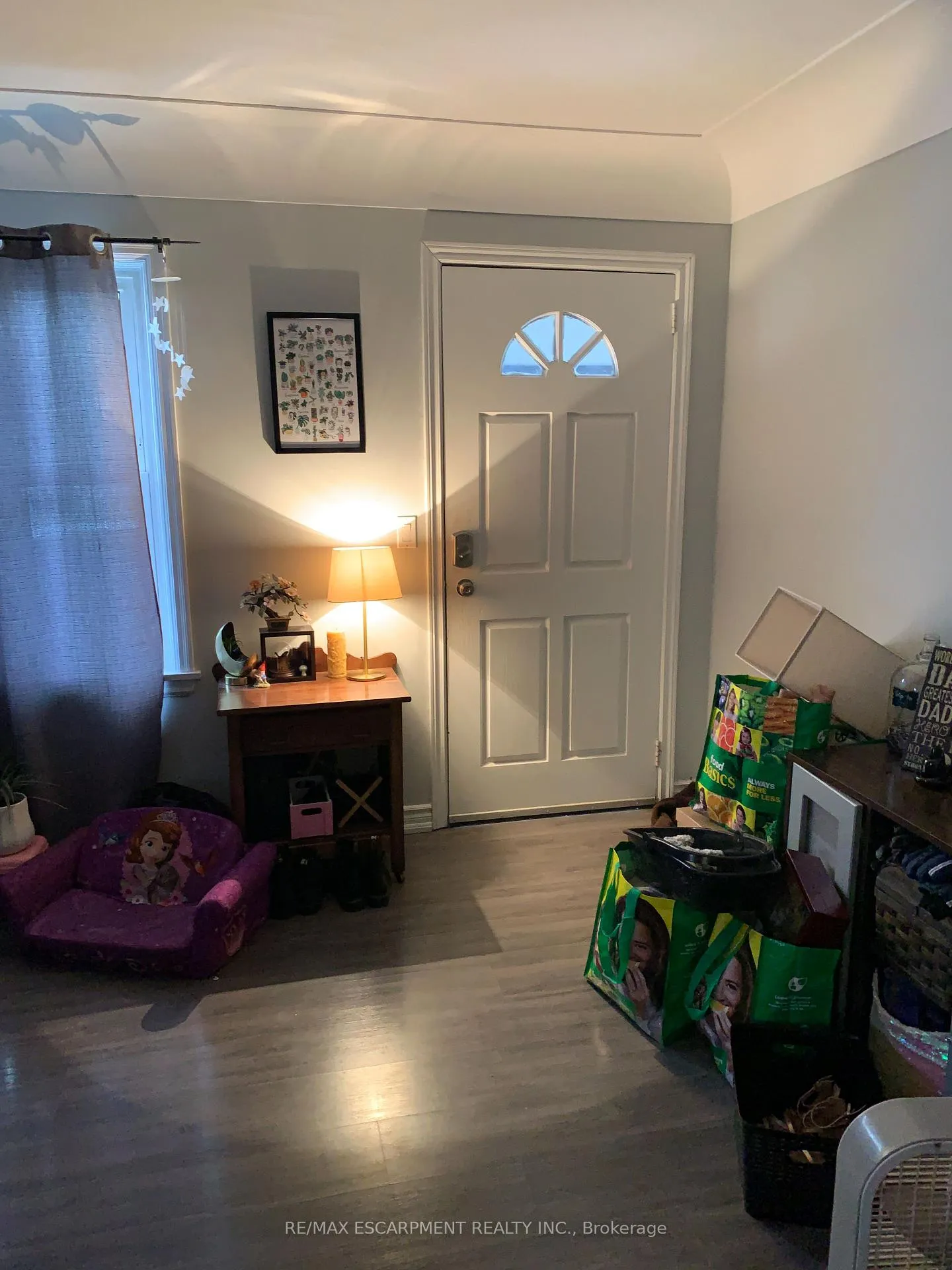 Photo 2 of 61 Chester Road, Hamilton, Stoney Creek — HOMEH
