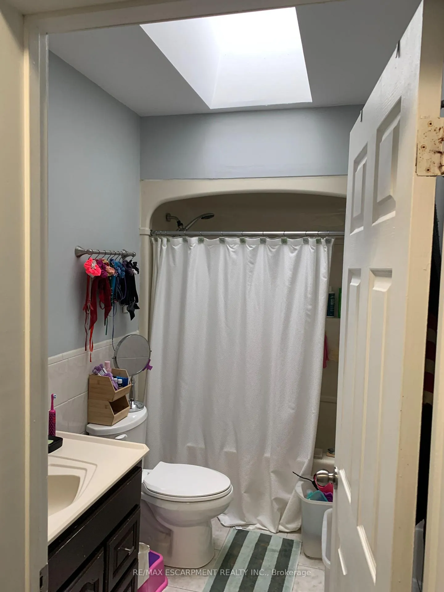 Photo 3 of 61 Chester Road, Hamilton, Stoney Creek — HOMEH