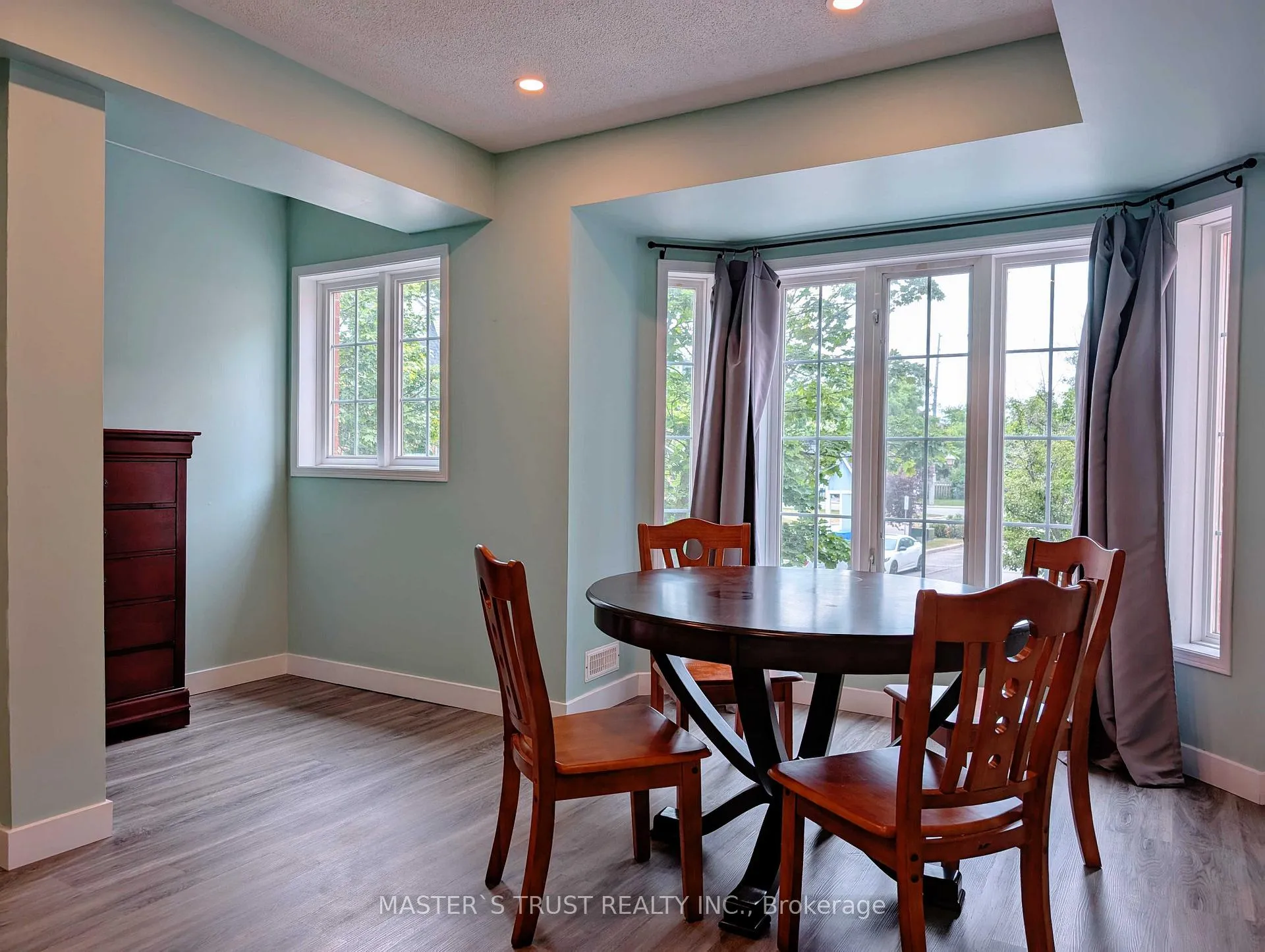 Photo 2 of 23 Bethune Way, Markham, Milliken Mills East — HOMEH