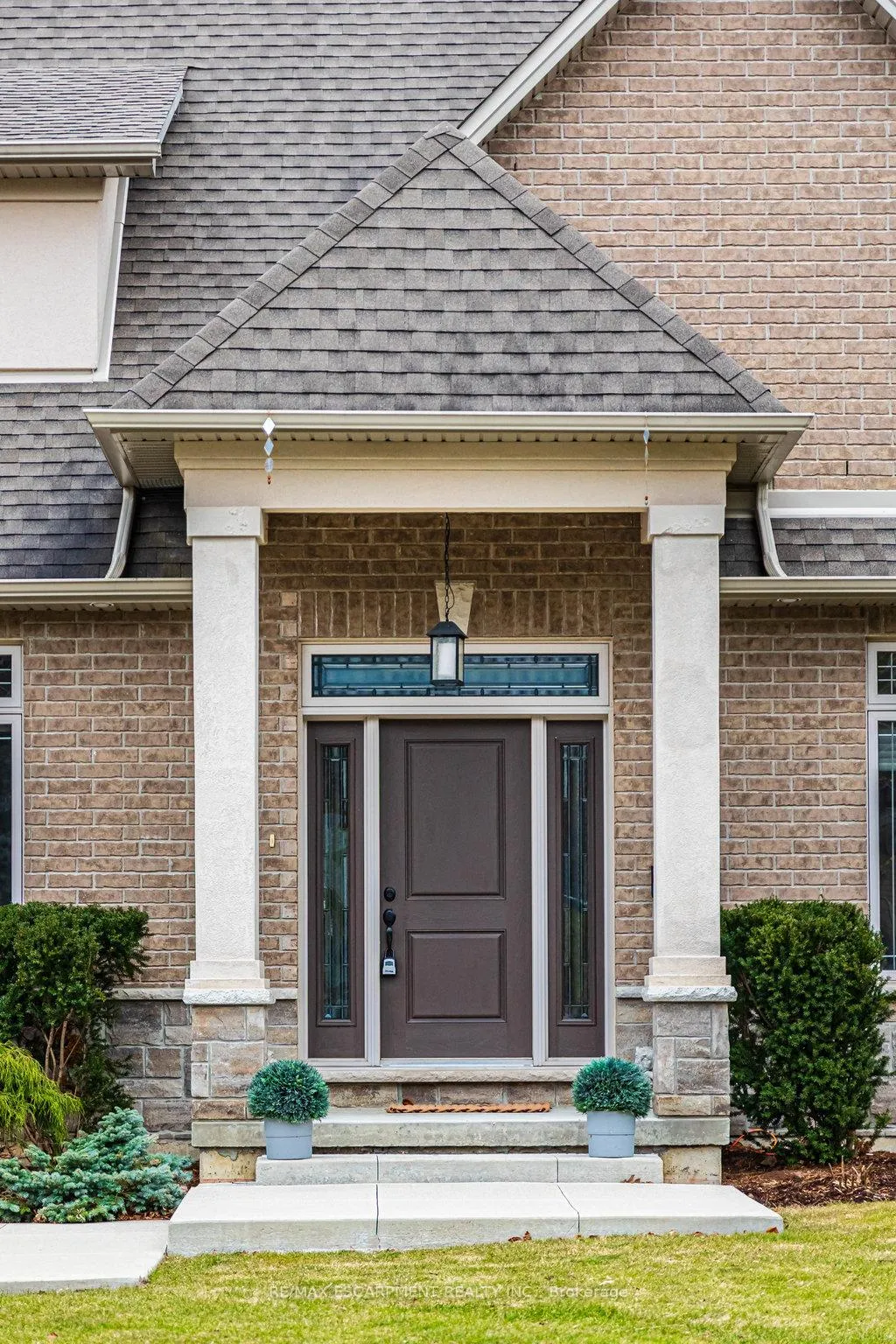 Photo 2 of 204 Woodview Crescent, Hamilton, Ancaster — HOMEH