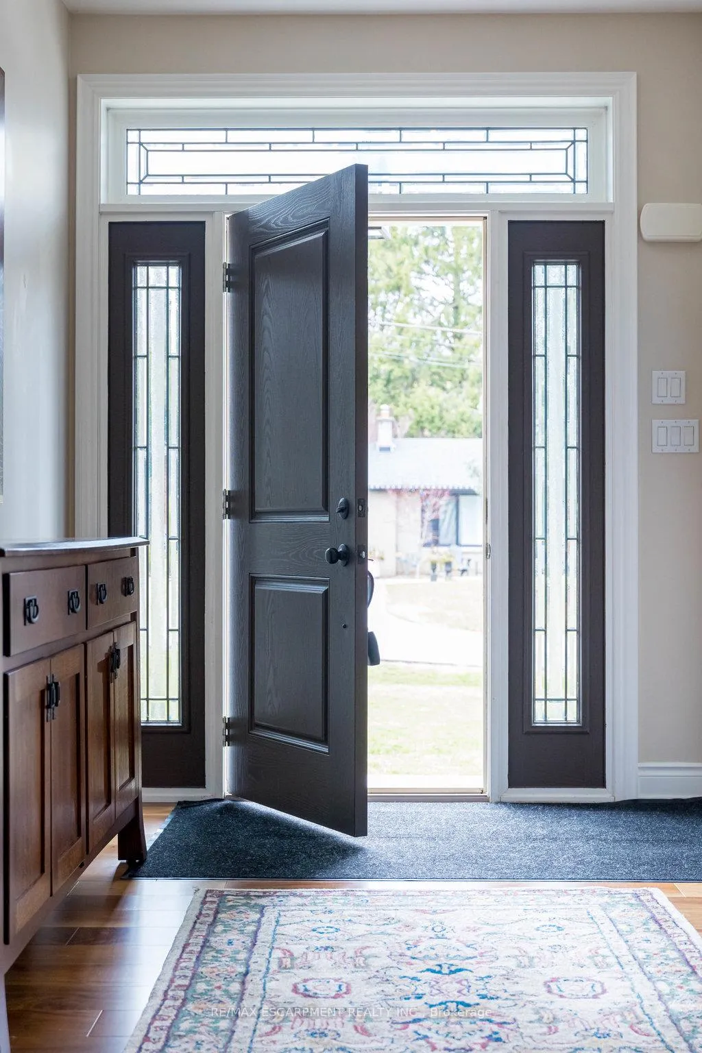 Photo 3 of 204 Woodview Crescent, Hamilton, Ancaster — HOMEH