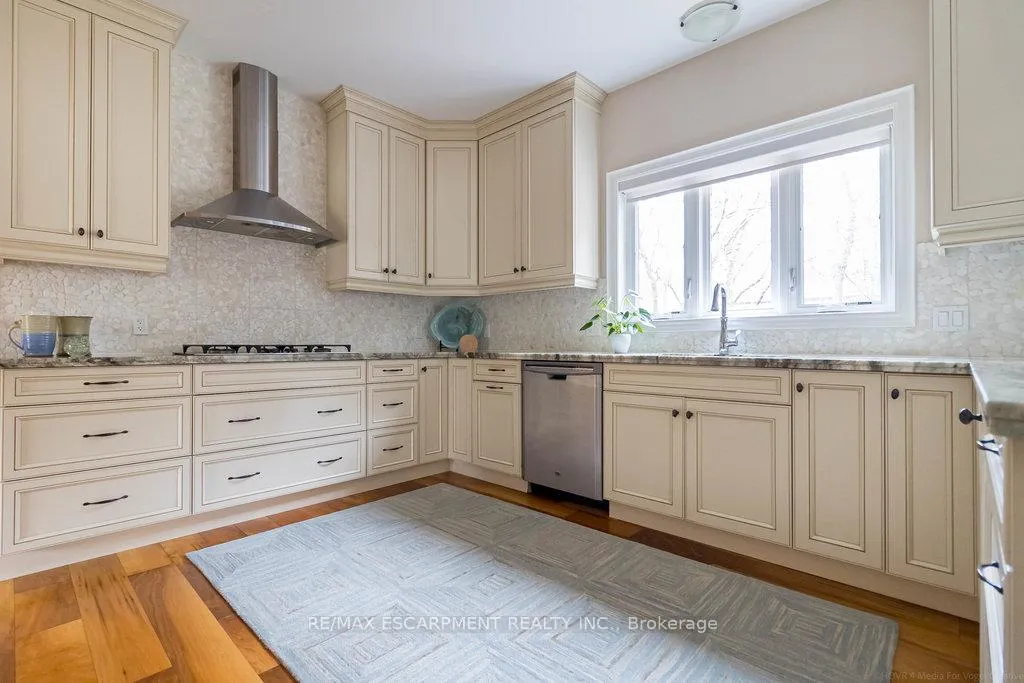 Photo 10 of 204 Woodview Crescent, Hamilton, Ancaster — HOMEH