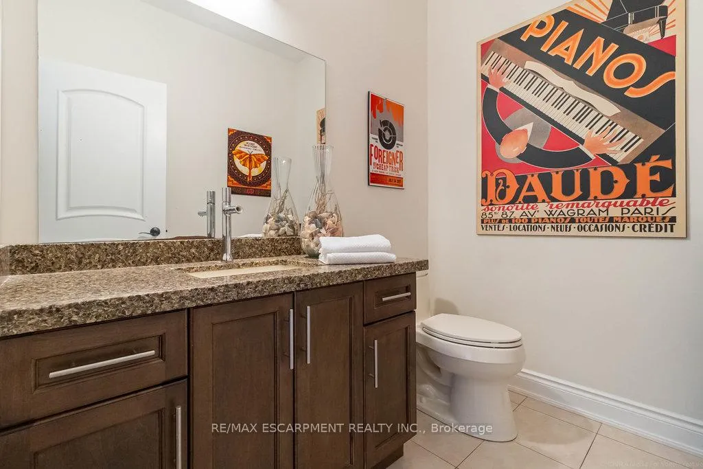 Photo 23 of 204 Woodview Crescent, Hamilton, Ancaster — HOMEH