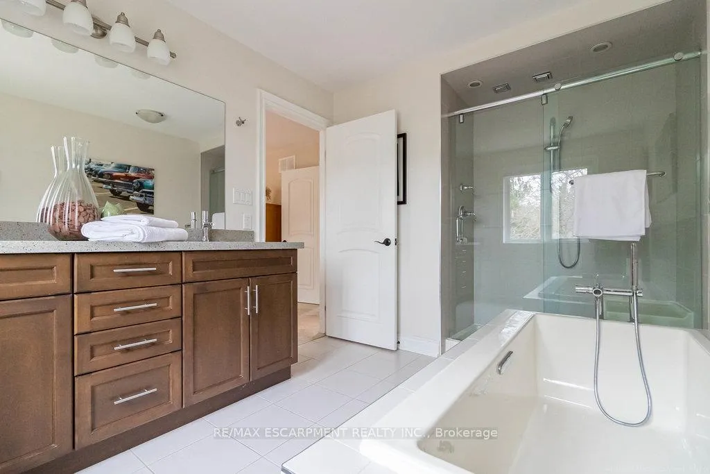 Photo 29 of 204 Woodview Crescent, Hamilton, Ancaster — HOMEH