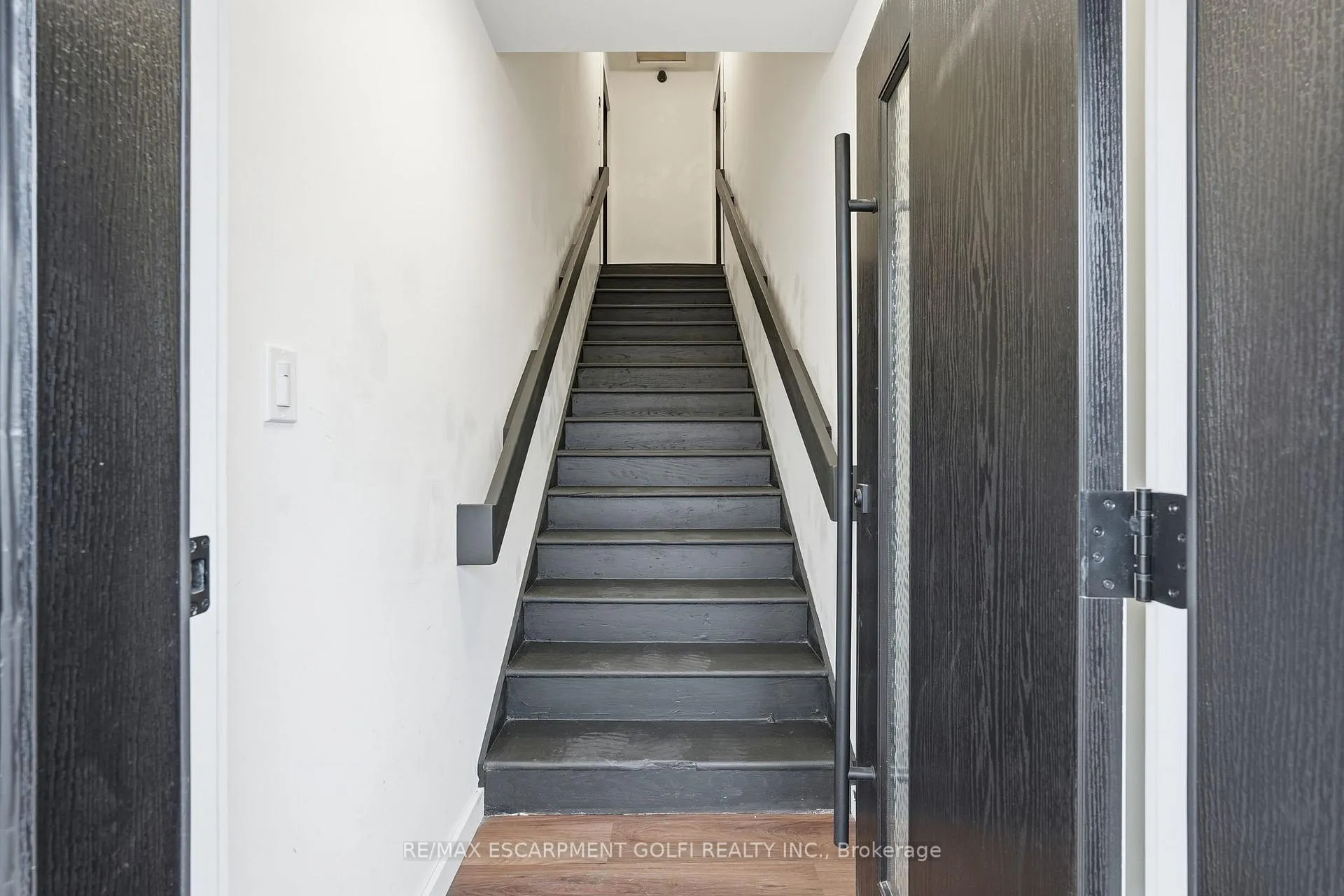 Photo 3 of Unit 4, 4876 Simcoe Street, Niagara Falls, Cherrywood — HOMEH