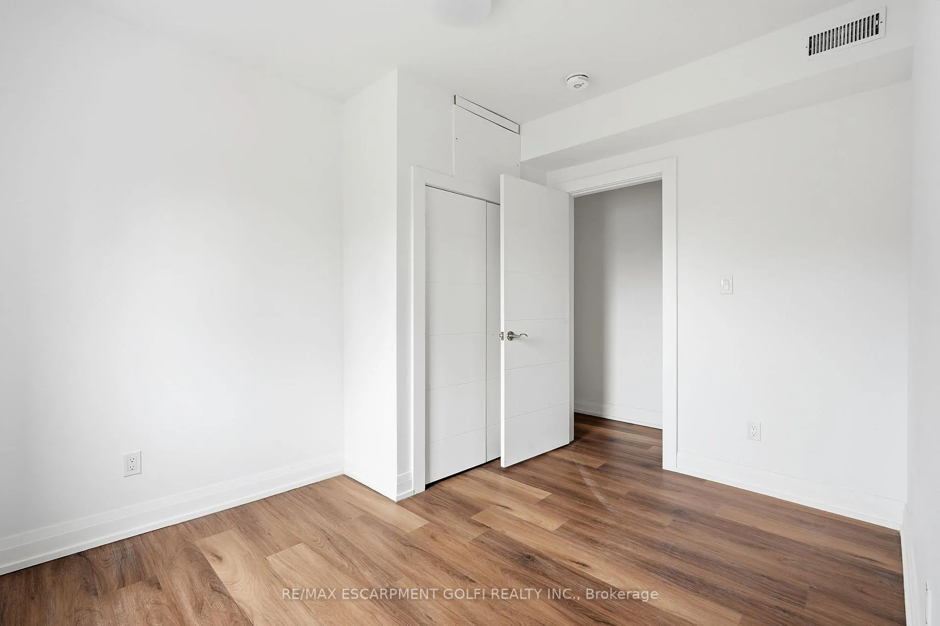 Photo 19 of Unit 4, 4876 Simcoe Street, Niagara Falls, Cherrywood — HOMEH