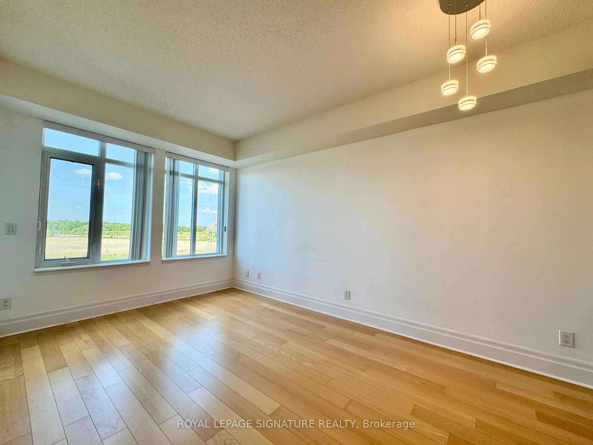 Photo 4 of Unit 306, 131 Upper Duke Crescent, Markham, Unionville — HOMEH