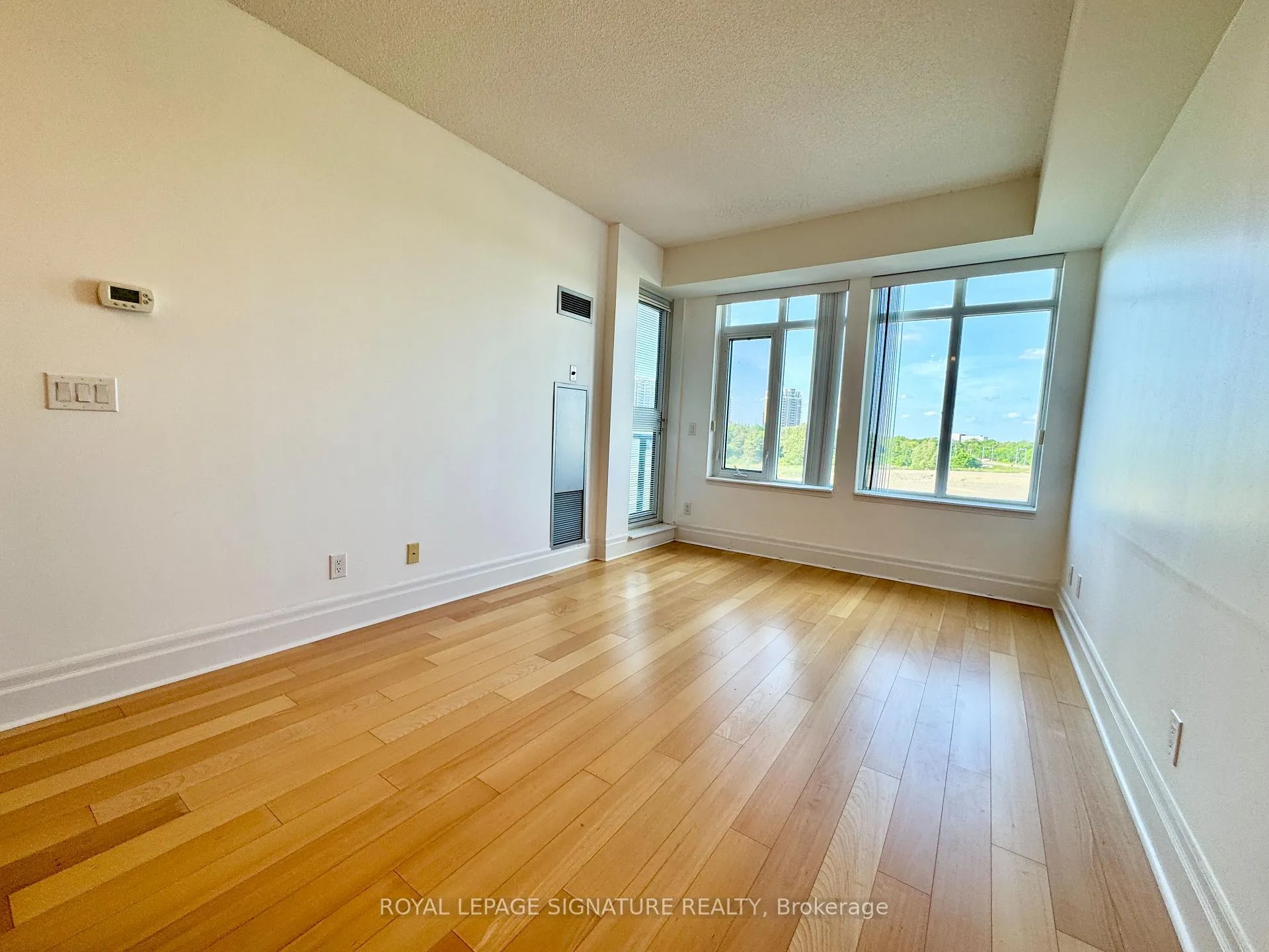 Photo 5 of Unit 306, 131 Upper Duke Crescent, Markham, Unionville — HOMEH