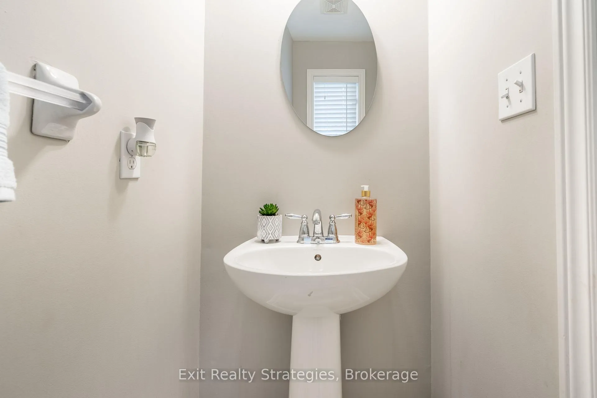 Photo 6 of 15 Marina Point Crescent, Hamilton, Winona — HOMEH