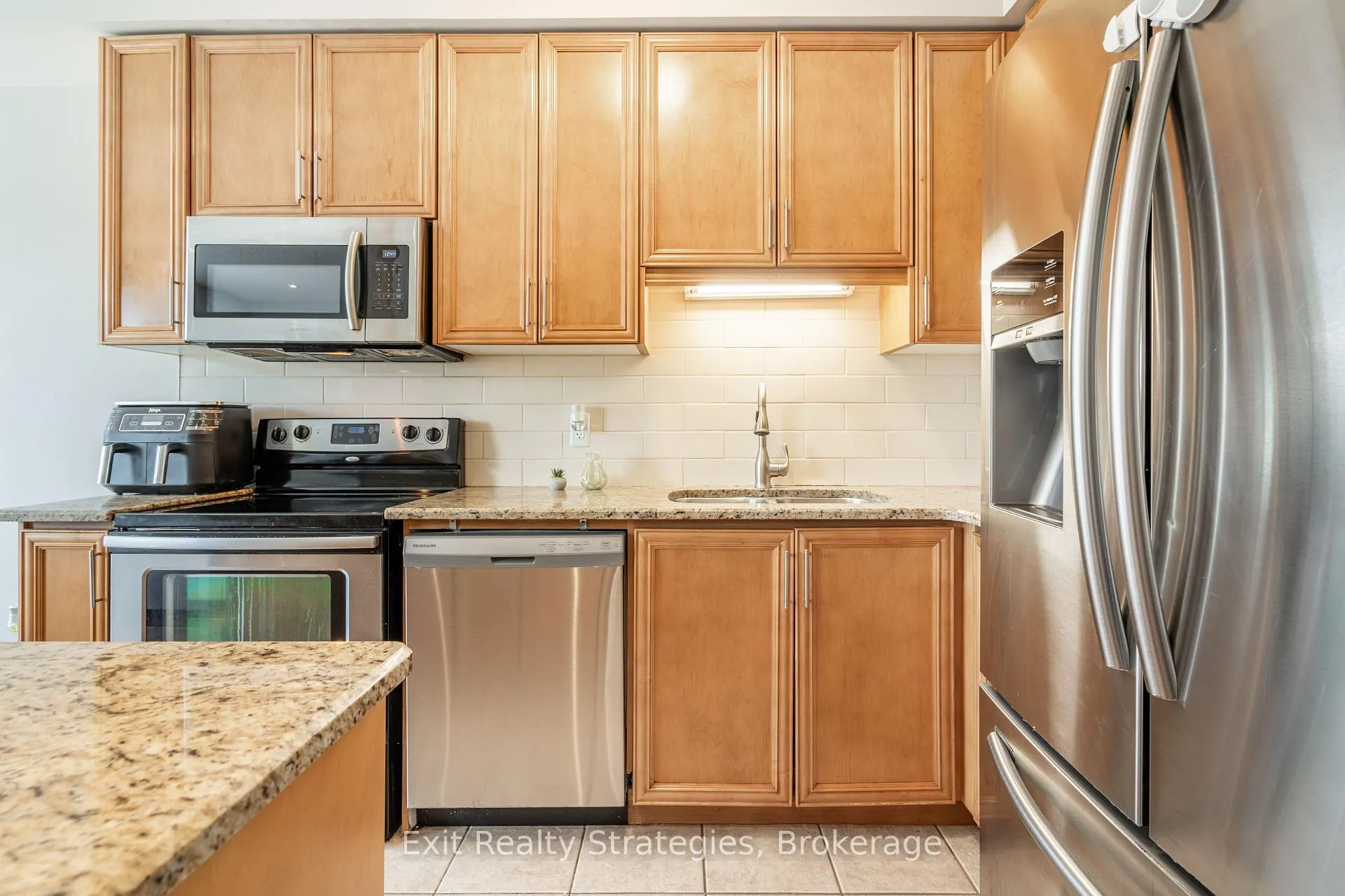 Photo 20 of 15 Marina Point Crescent, Hamilton, Winona — HOMEH
