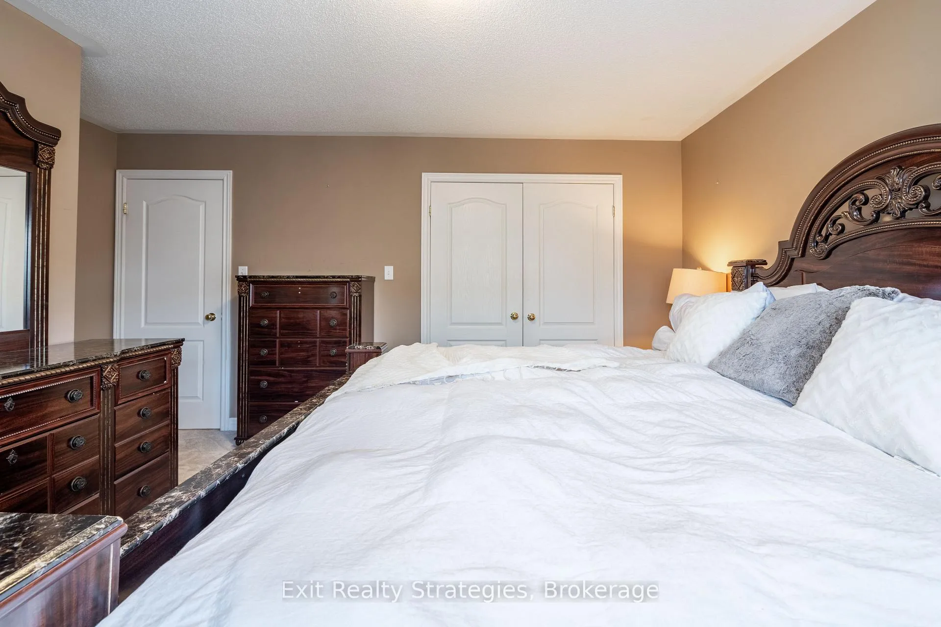 Photo 31 of 15 Marina Point Crescent, Hamilton, Winona — HOMEH