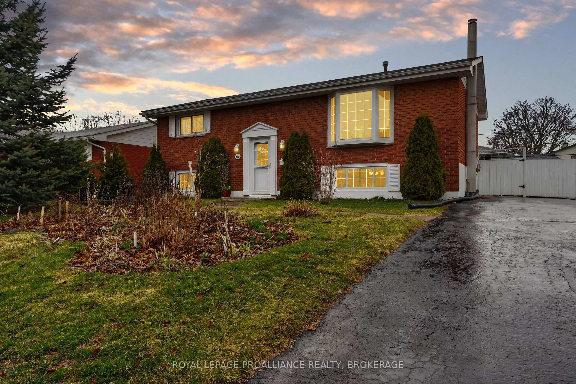 Photo 1 of 810 Camberley Crescent, Kingston, City Southwest — HOMEH