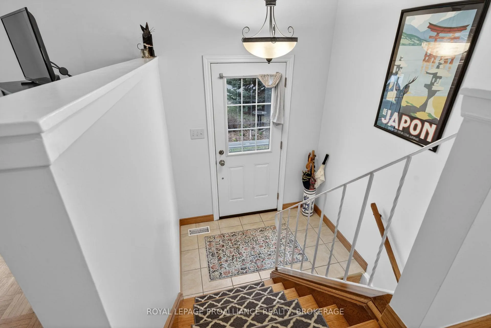Photo 3 of 810 Camberley Crescent, Kingston, City Southwest — HOMEH