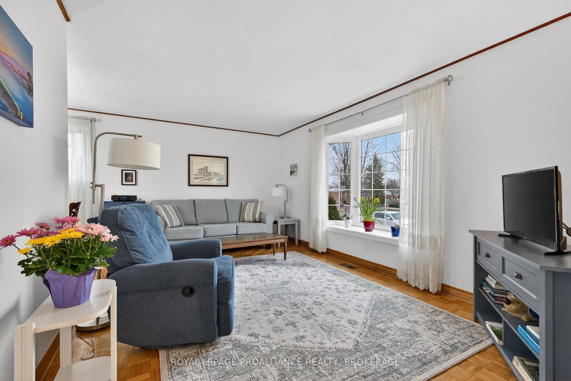 Photo 4 of 810 Camberley Crescent, Kingston, City Southwest — HOMEH