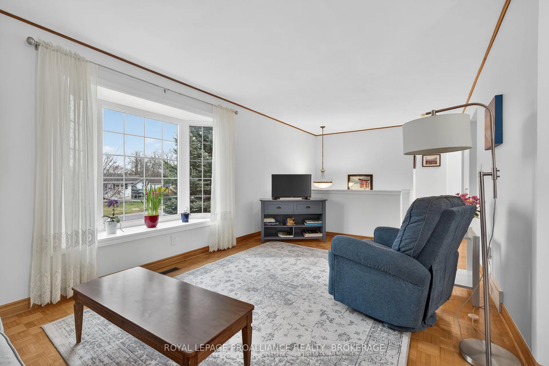 Photo 5 of 810 Camberley Crescent, Kingston, City Southwest — HOMEH