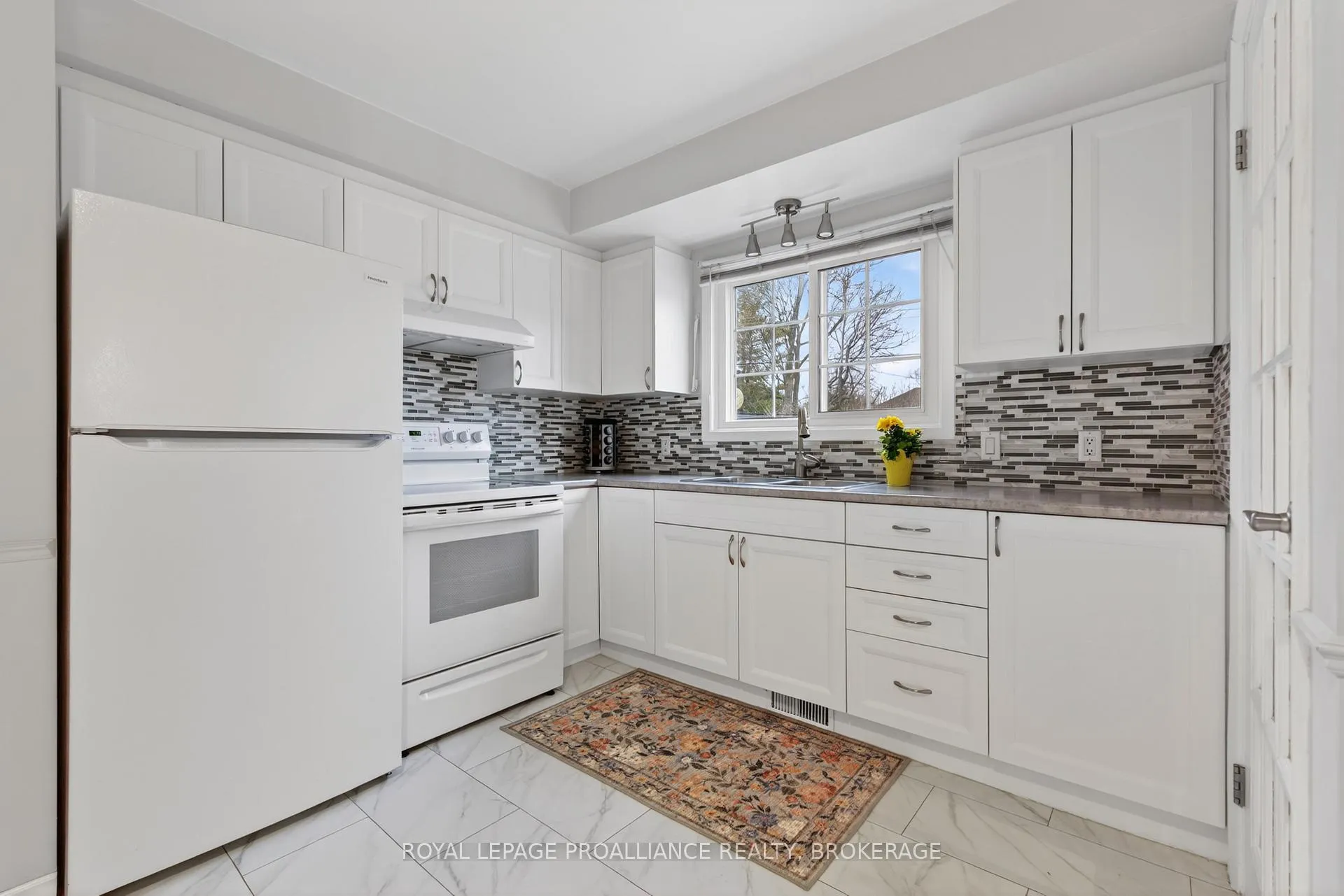 Photo 8 of 810 Camberley Crescent, Kingston, City Southwest — HOMEH