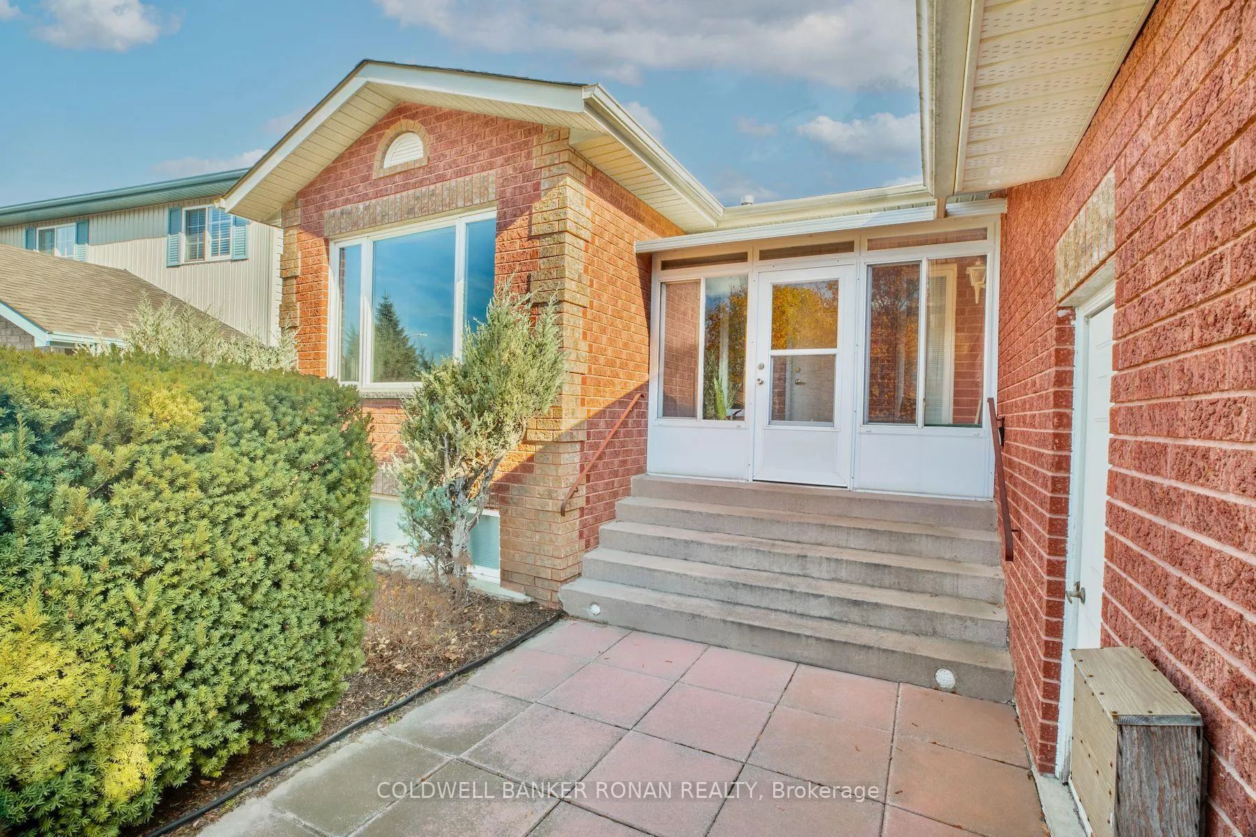 Photo 2 of 17 Mayfair Drive, Barrie, Ardagh — HOMEH