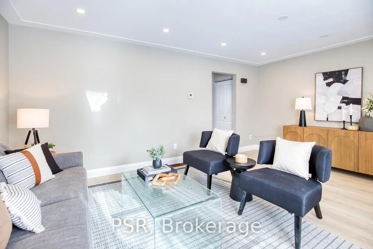 Photo 5 of 1358 Queen's Boulevard, Kitchener — HOMEH
