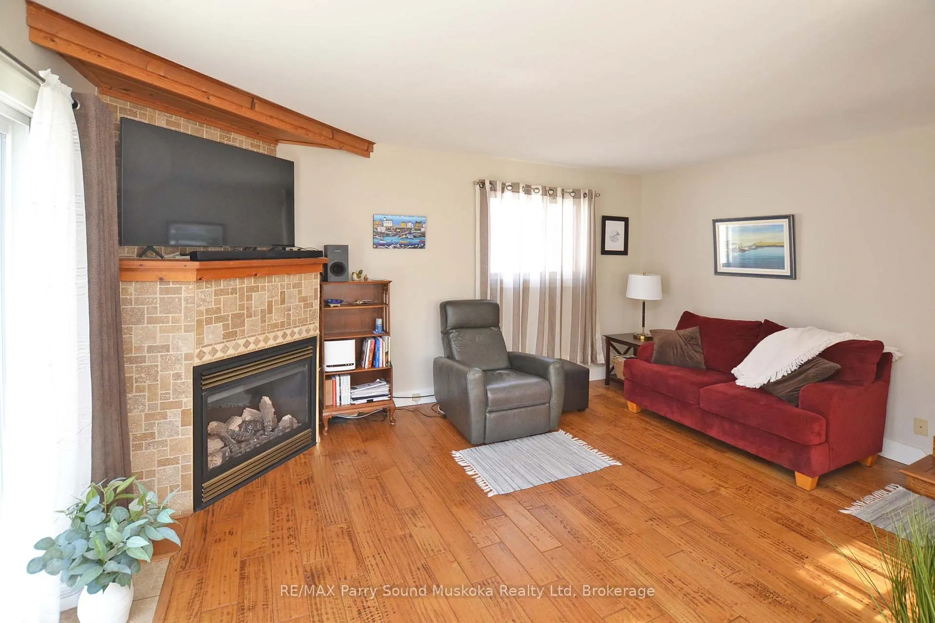 Photo 5 of 60 William Street, Parry Sound — HOMEH