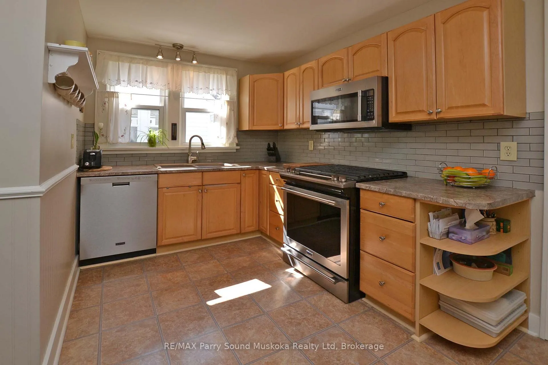 Photo 10 of 60 William Street, Parry Sound — HOMEH