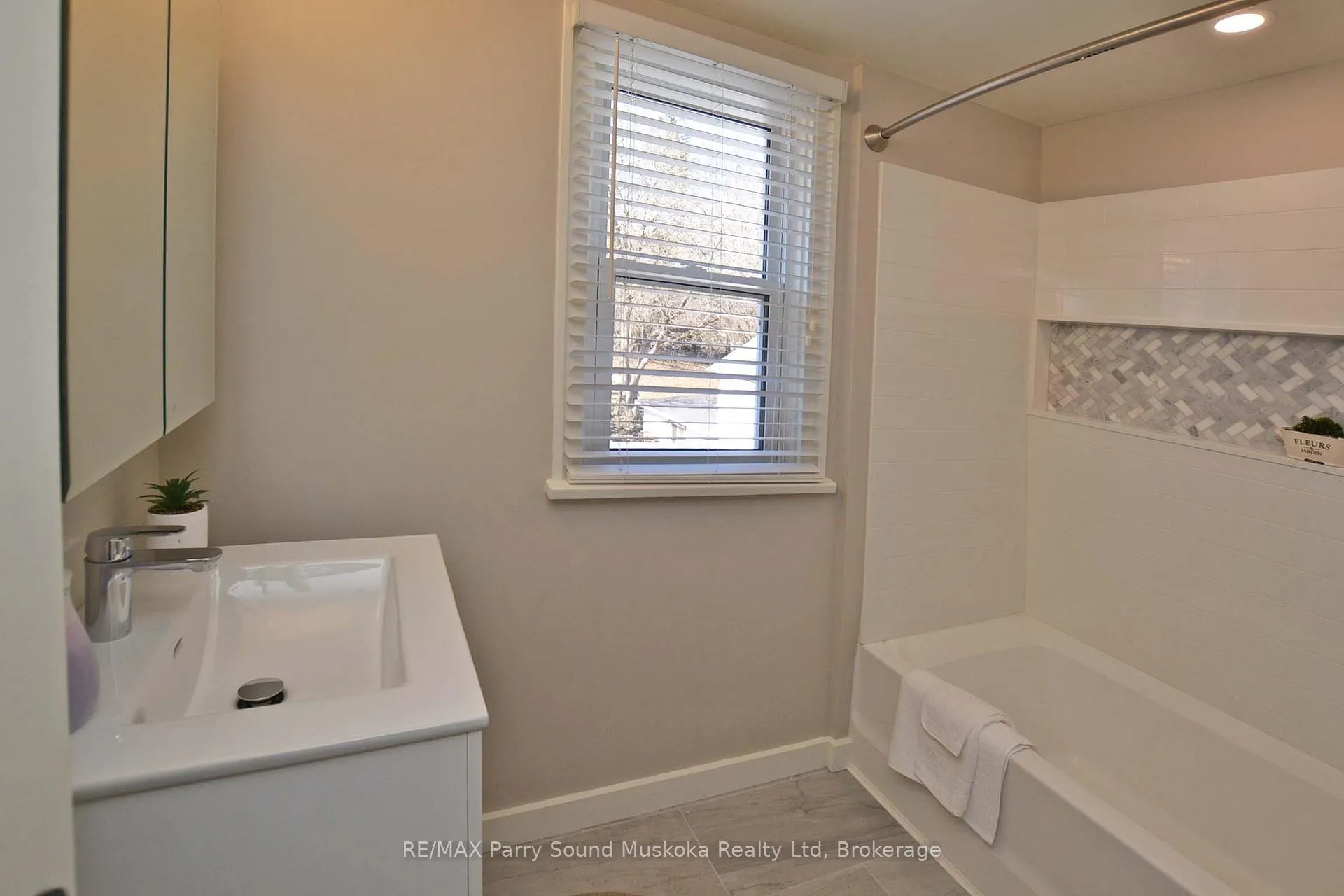 Photo 25 of 60 William Street, Parry Sound — HOMEH